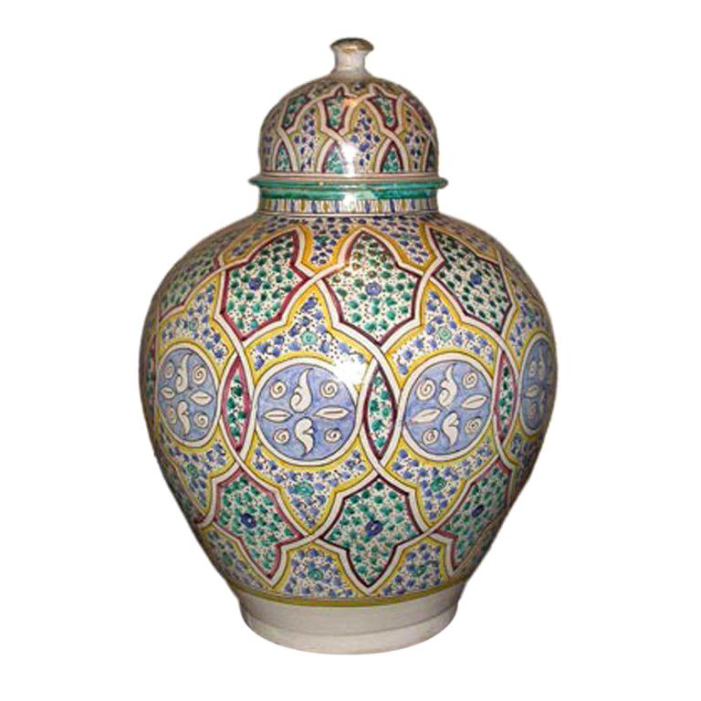 Grande urna in ceramica splendidamente dettagliata