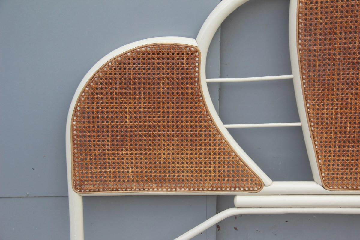 Grande testiera di letto in bambù laccato bianco e paglia di Vienna, 1970, italiano.