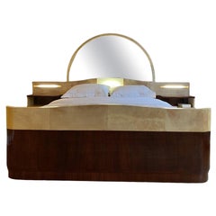 Grand lit avec tables de chevet intégrées en bois et parchemin, Art Déco, 1940