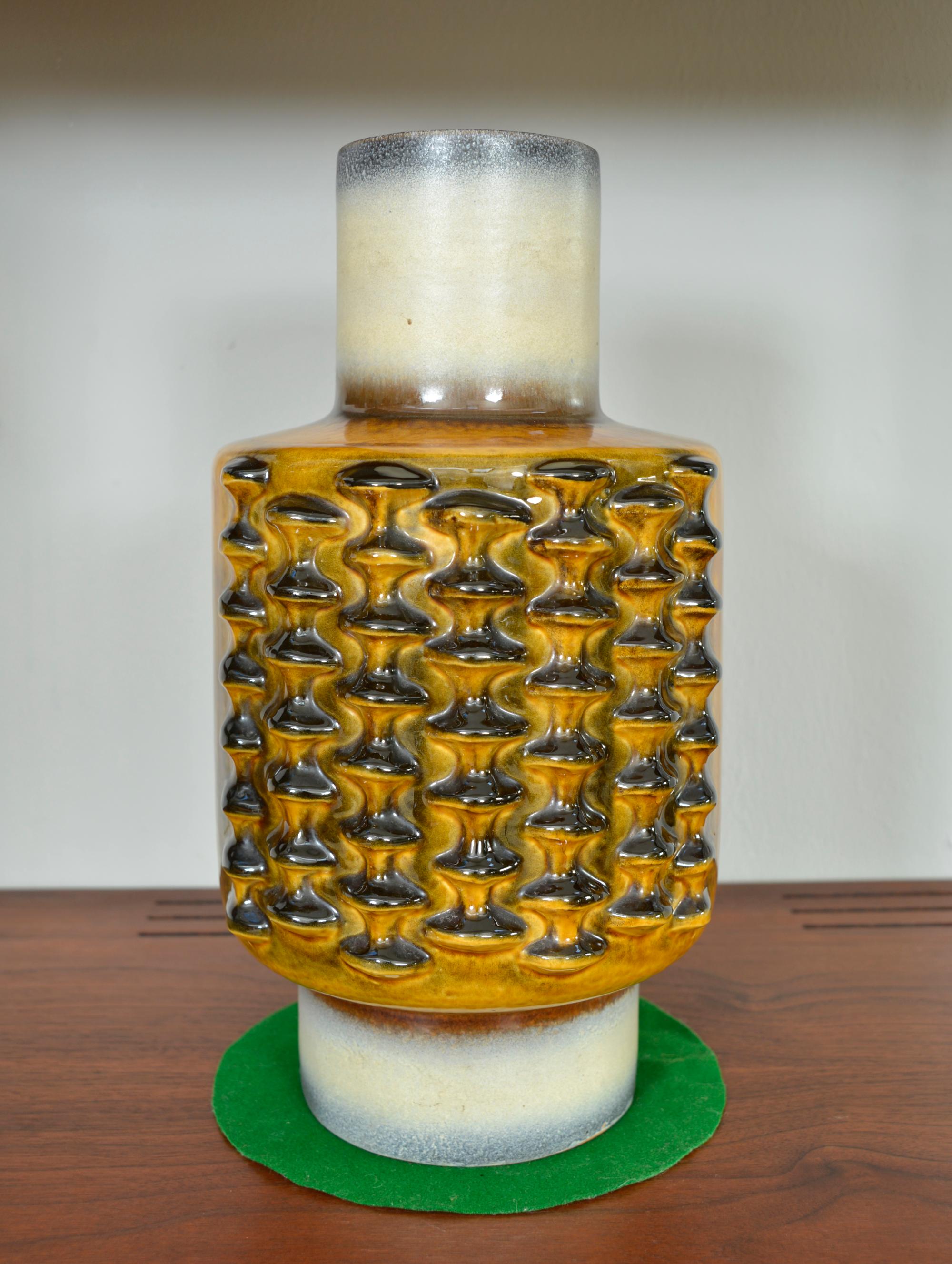 Questo splendido vaso ad alveare di grandi dimensioni è stato disegnato da Dieter Peter negli anni '70 e prodotto da Carstens Tönnieshof a Freden an der Leine, in Germania Ovest. La gamma 