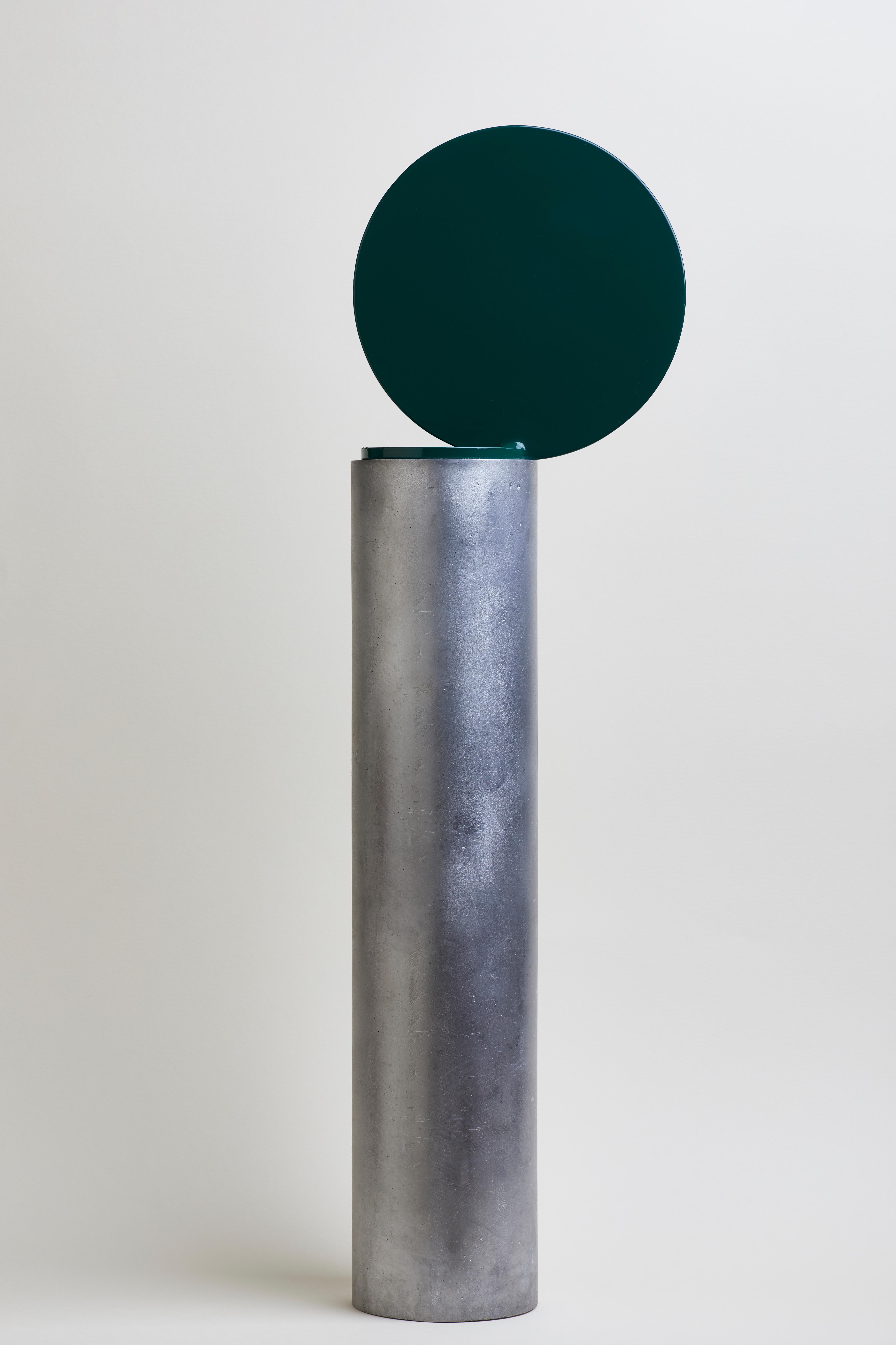 Grande vaso comportamentale di Etienne Bastormagi
Dimensioni: D 20 x L 10 x H 65 cm.
Materiali: Alluminio.

Disponibile in diverse dimensioni e colori. Contattateci.

Etienne Bastormagi è un architetto multidisciplinare di scala. 
Nel 2016, ha