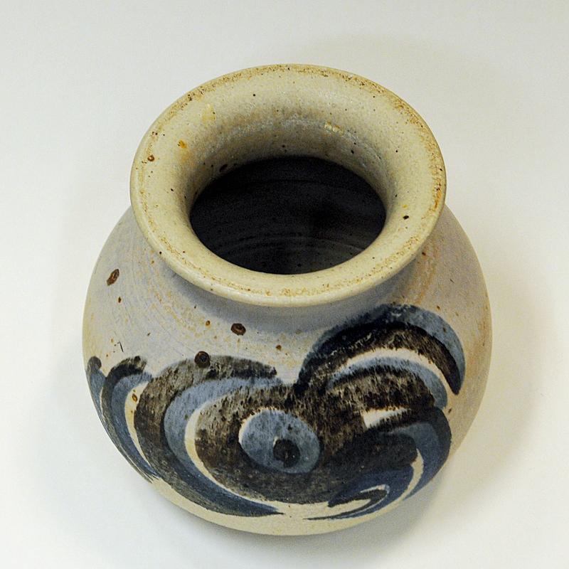 One of a kind beige, blue and dark brown ceramic vase by Lisa Larson for Gustavsberg, Sweden 1960s. The vase is made of stoneware clay with a matte finish and has a rough unglazed surface with blue and black paintings. Delicate round shape.
Good