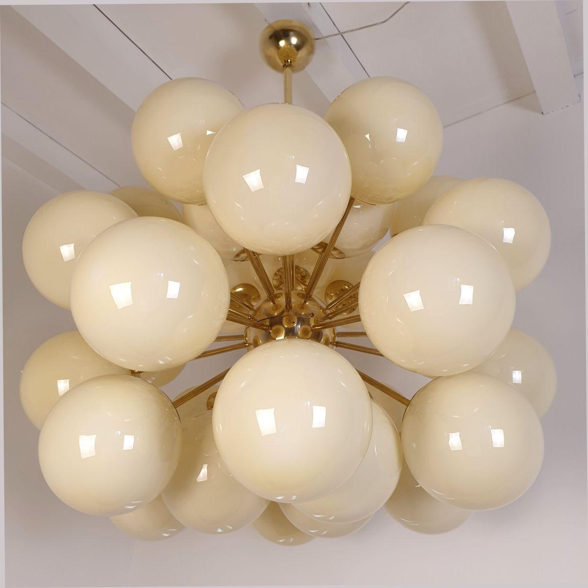 Mid-Century Modern Grand lustre Spoutnik en verre beige, Italie en vente