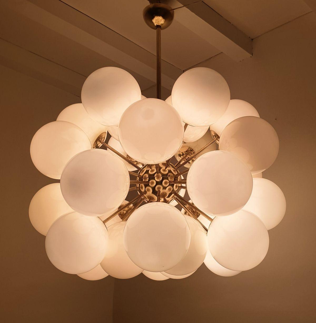 Large beige glass Sputnik chandelier, Italy In Excellent Condition For Sale In Dallas, TX