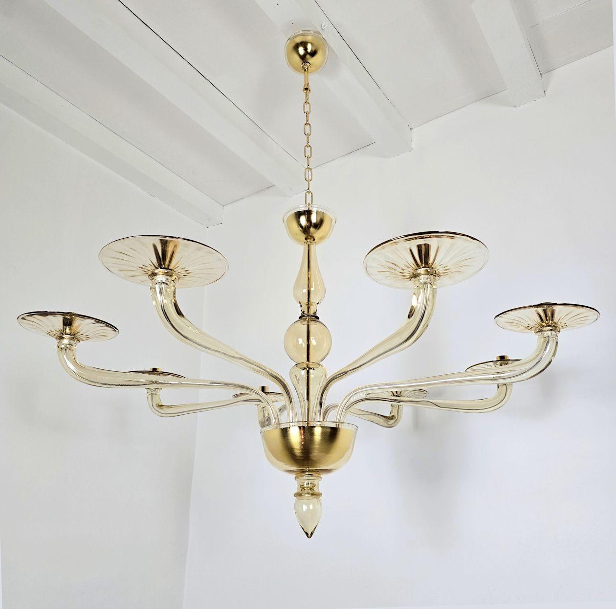 Lampadario moderno di metà secolo in vetro di Murano beige, Italia.
Il grande lampadario in vetro di Murano è attribuito a Seguso, Italia anni '80.
Una coppia disponibile - venduta e prezzata singolarmente.
Il lampadario soffiato a mano è realizzato