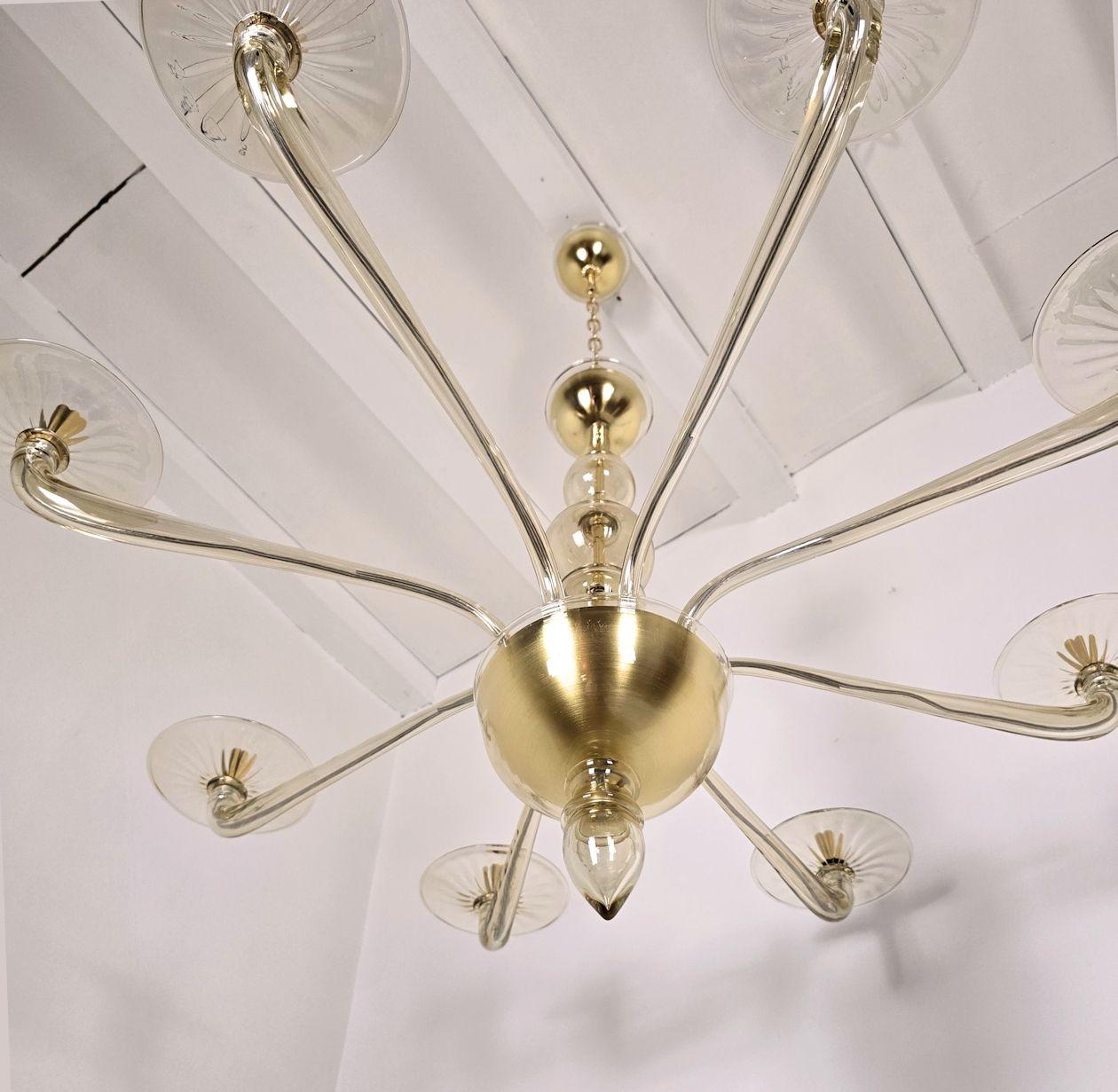 Italiano Grande lampadario in vetro di Murano beige in vendita