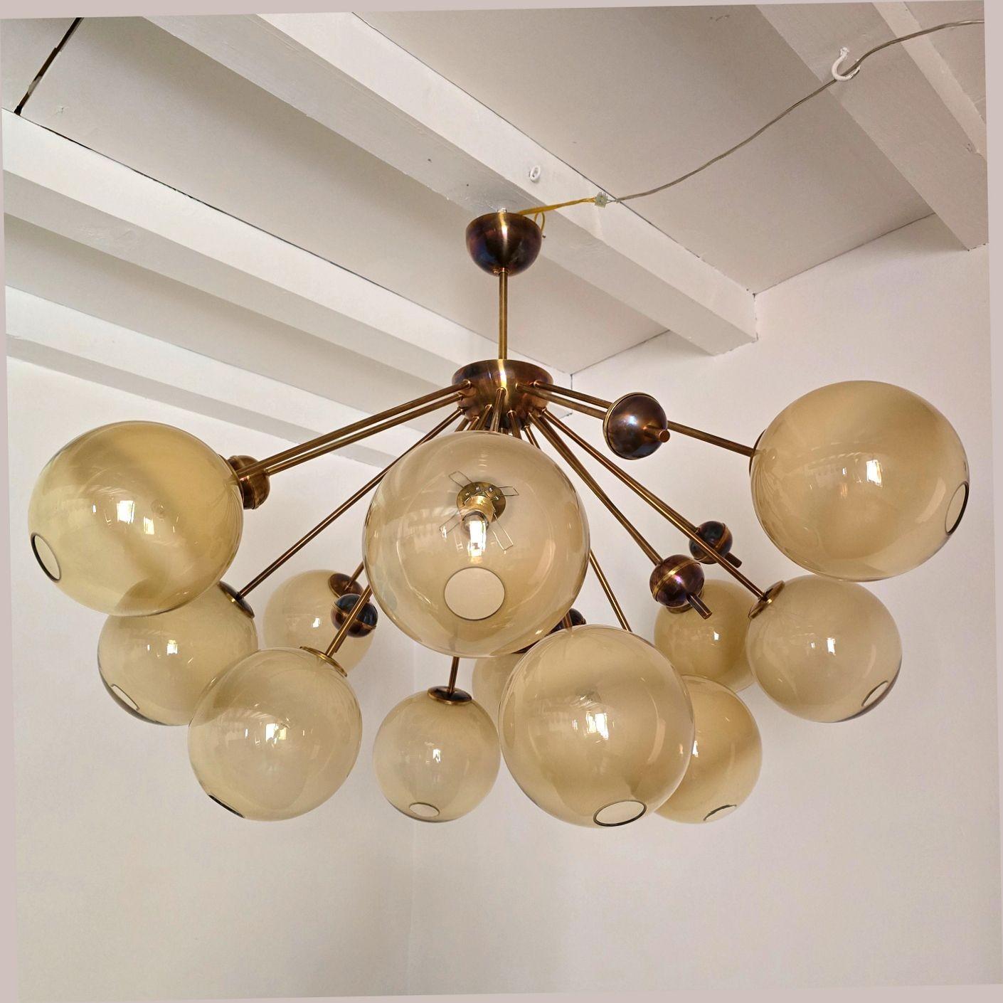 Mid-Century Modern Grand lustre Spoutnik en verre de Murano beige en vente