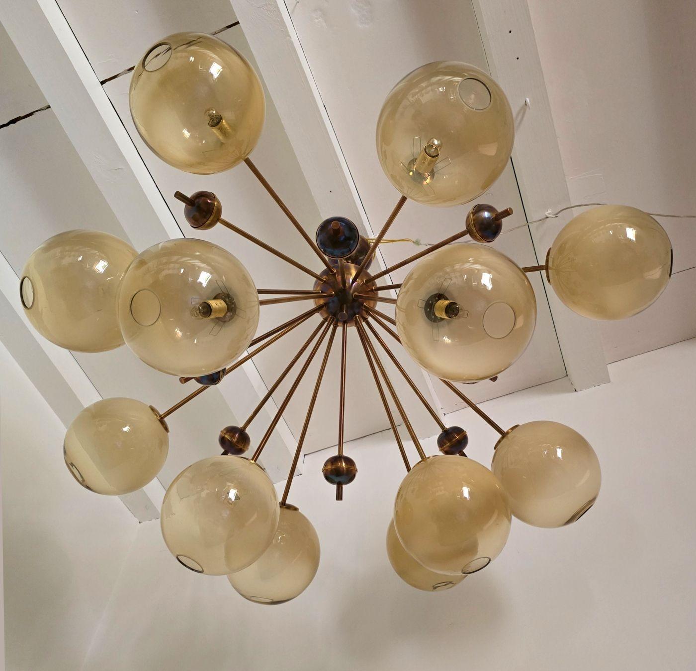 italien Grand lustre Spoutnik en verre de Murano beige en vente