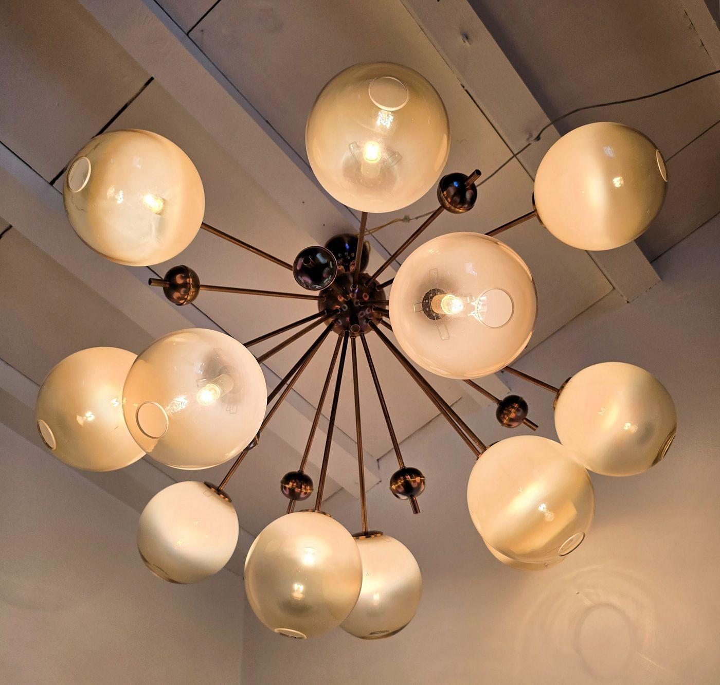 Fin du 20e siècle Grand lustre Spoutnik en verre de Murano beige en vente