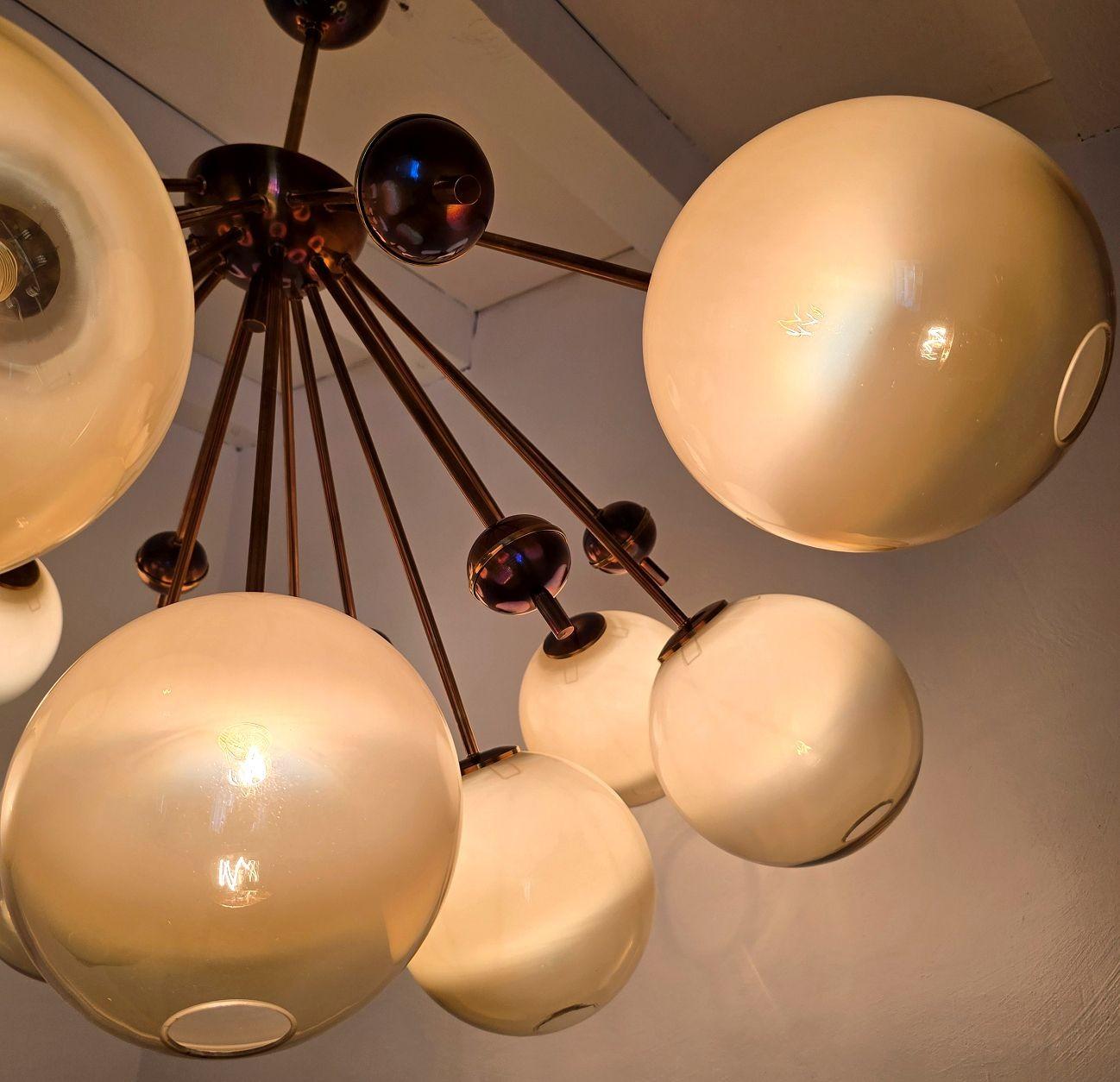 Laiton Grand lustre Spoutnik en verre de Murano beige en vente