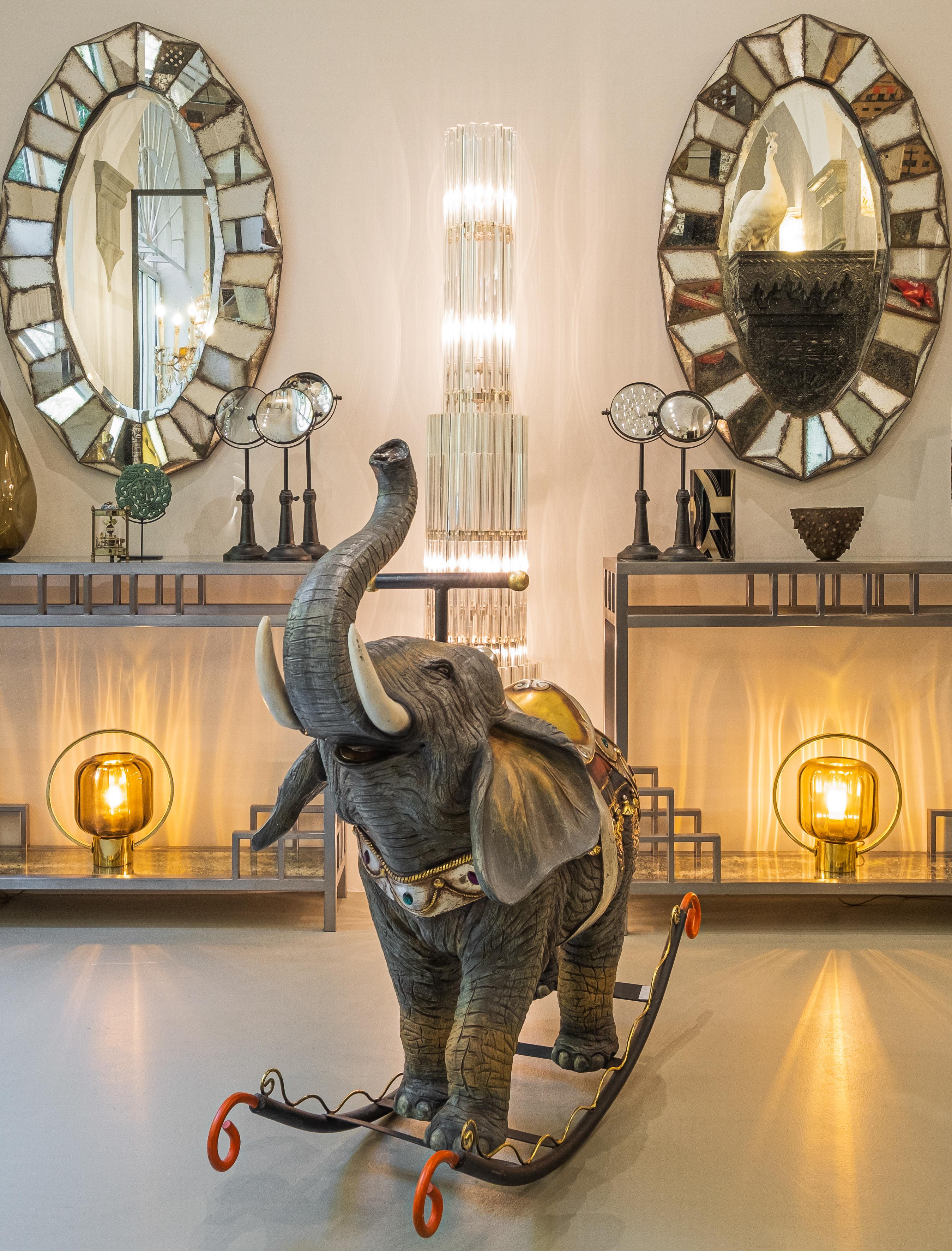 Großer Schaukel-Elefanten aus Fiberglas, von Hand mit eingelassenen Harzschmuck (21. Jahrhundert und zeitgenössisch) im Angebot