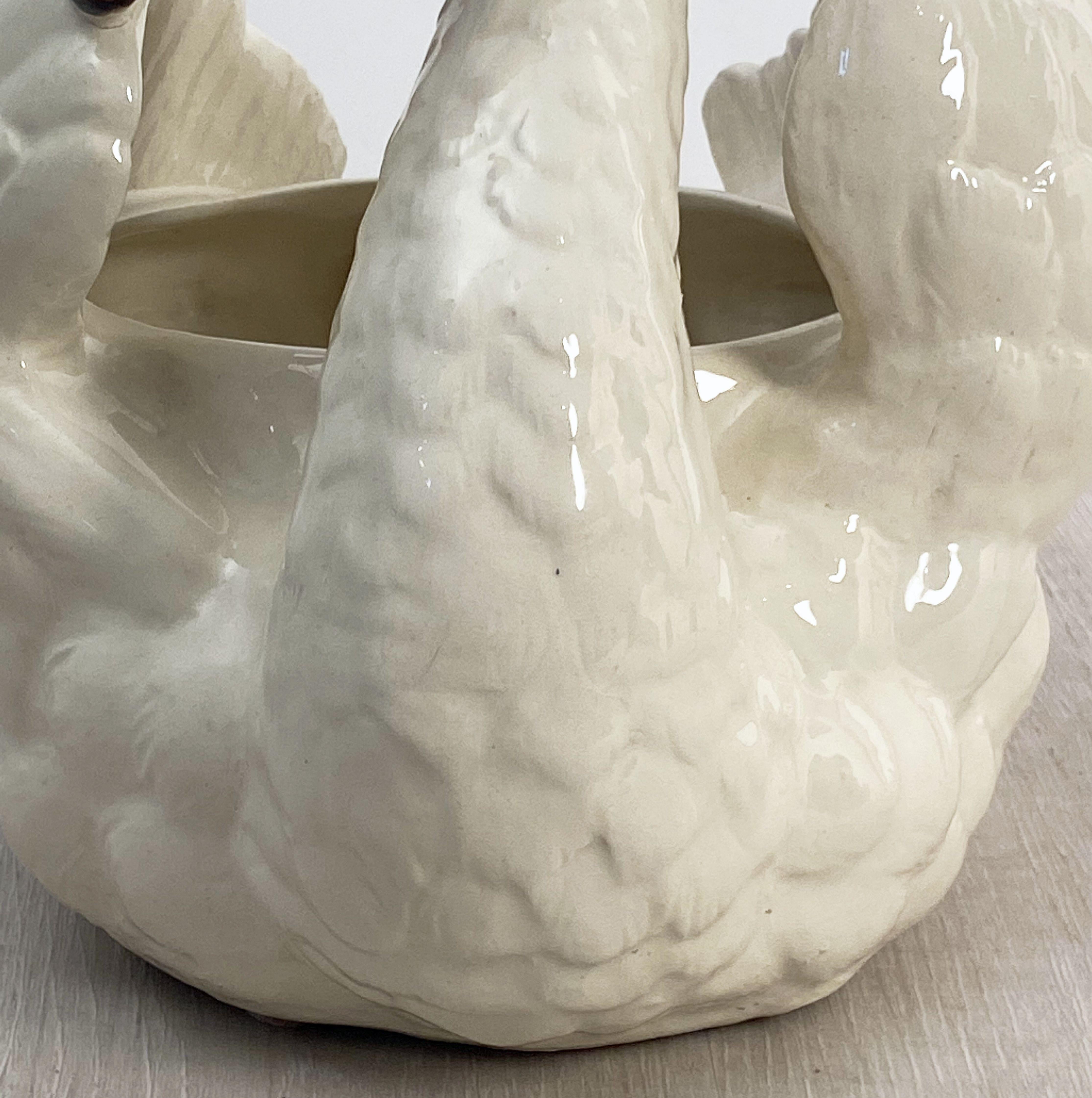 Großer belgischer figurativer Pflanzgefäß oder Vase mit Schwanenmotiv im Angebot 9