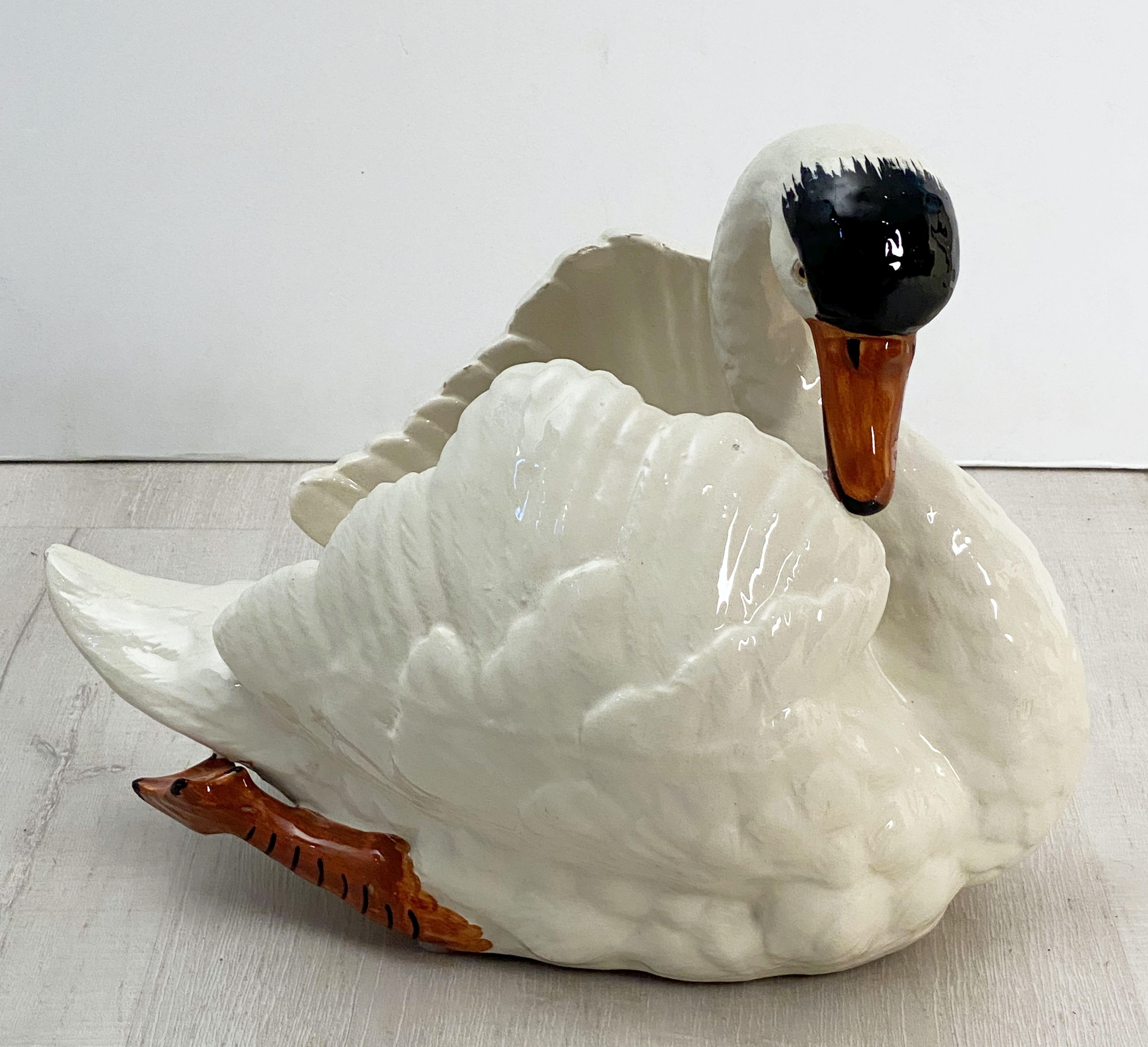 Un grand vase ou une jardinière figurative belge représentant un cygne élégamment modelé en blanc avec des accents peints à la main.