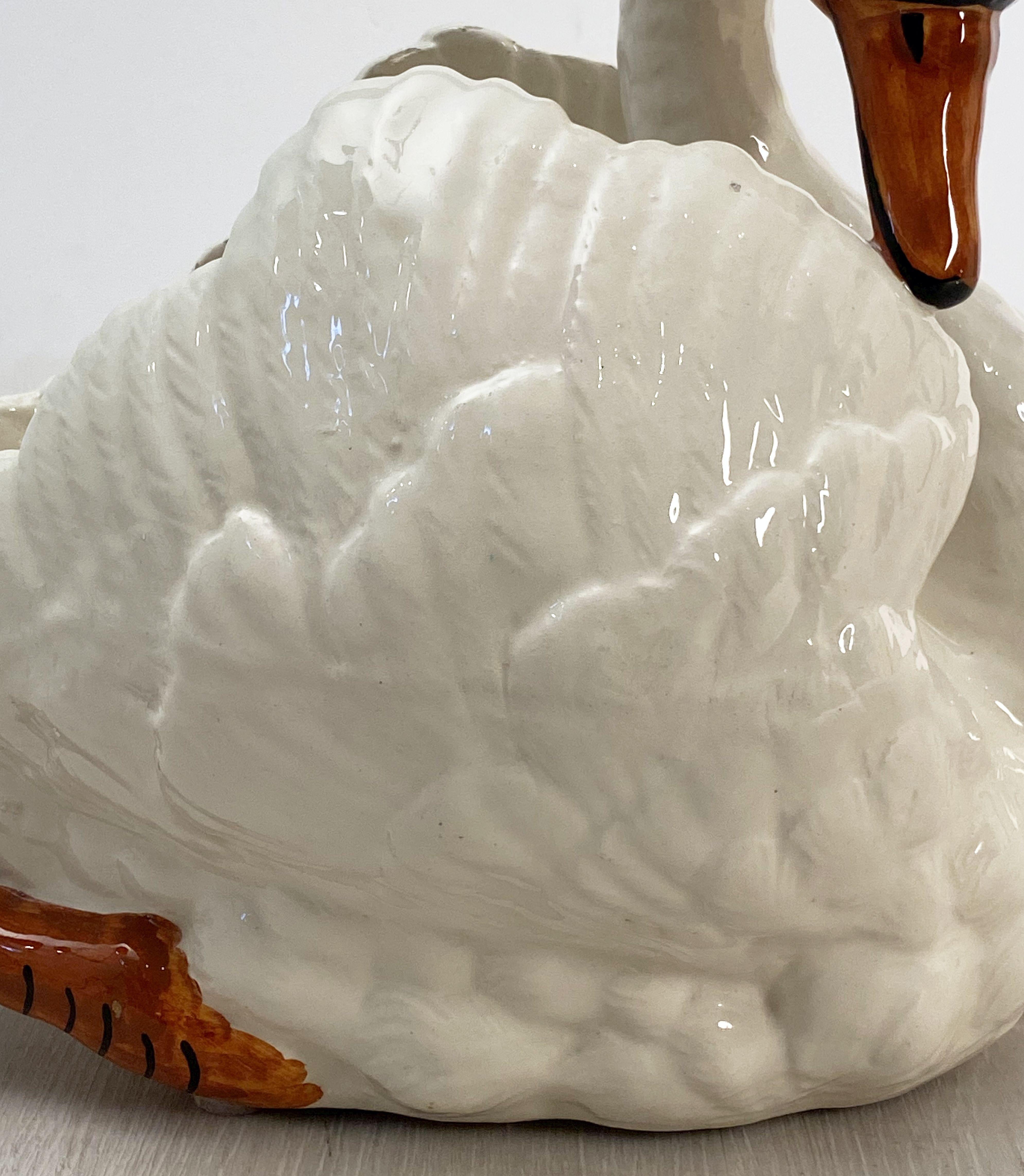 Großer belgischer figurativer Pflanzgefäß oder Vase mit Schwanenmotiv (Keramik) im Angebot