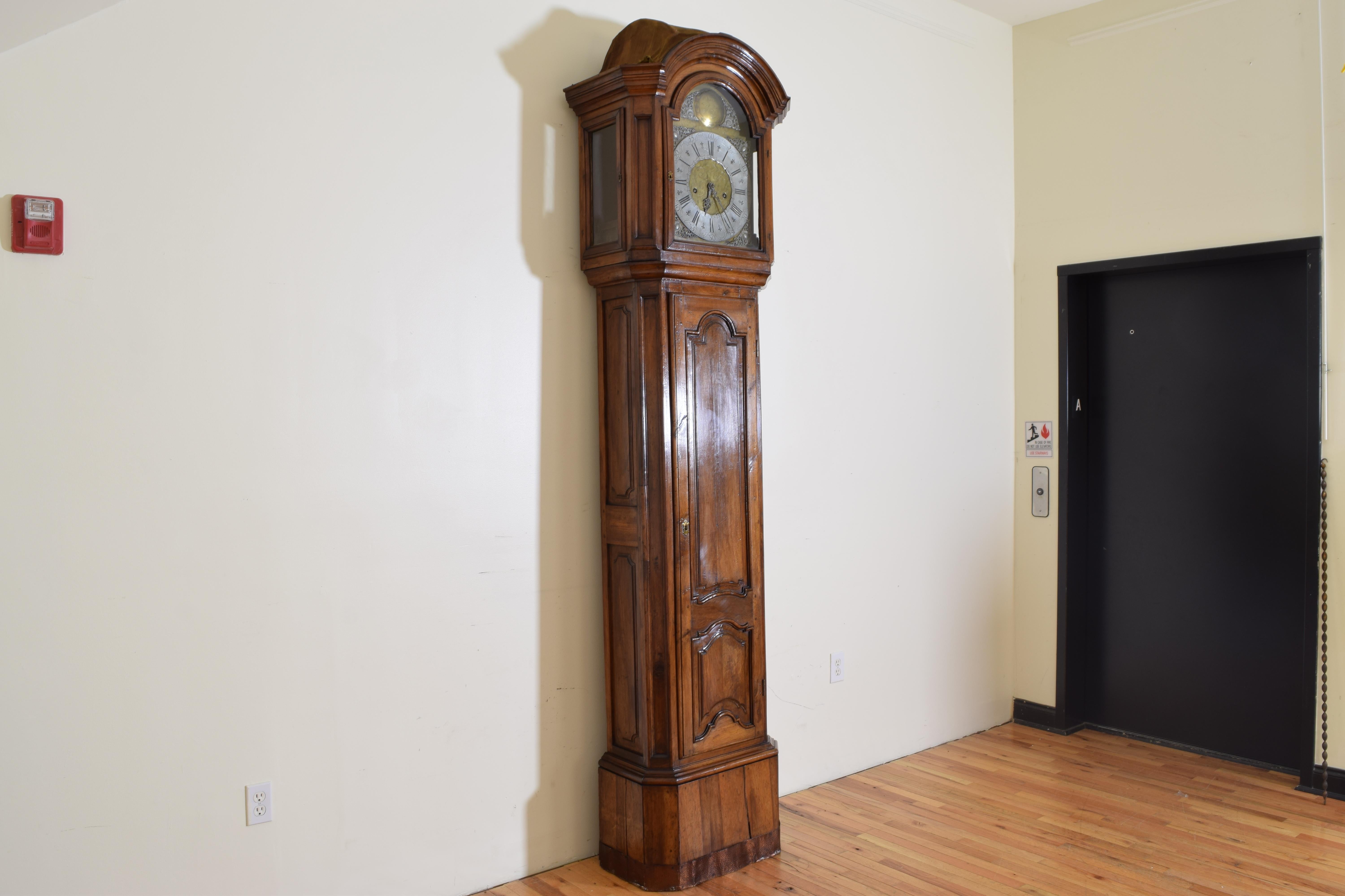Large Belgian Louis XIV to Louis XV Period Walnut Case Clock, Nicolas De Beefe In Good Condition In Atlanta, GA