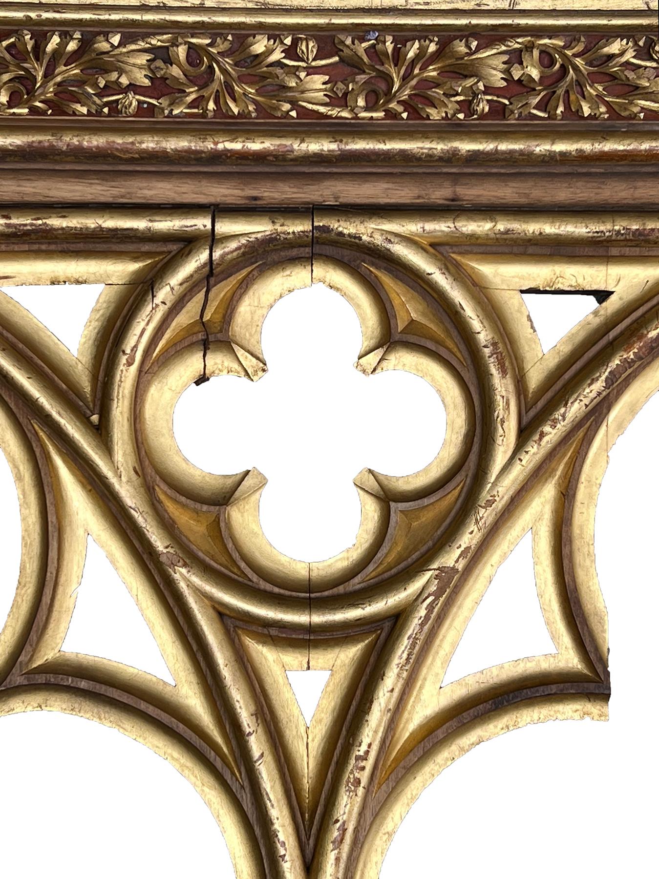 De style néogothique et de grande envergure, avec une corniche en saillie sculptée d'une vigne à feuillage sinueux ; au-dessus d'un corps ajouré avec des réserves percées de trèfles et de quadrilobes, surmontant un arc trilobé en pointe.