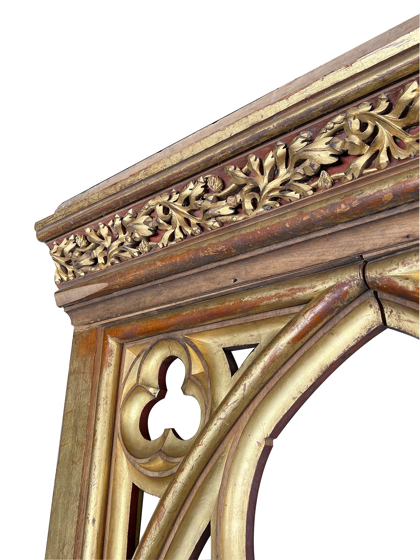 Grand élément architectural belge néo-gothique peint et en bois doré Bon état - En vente à San Francisco, CA