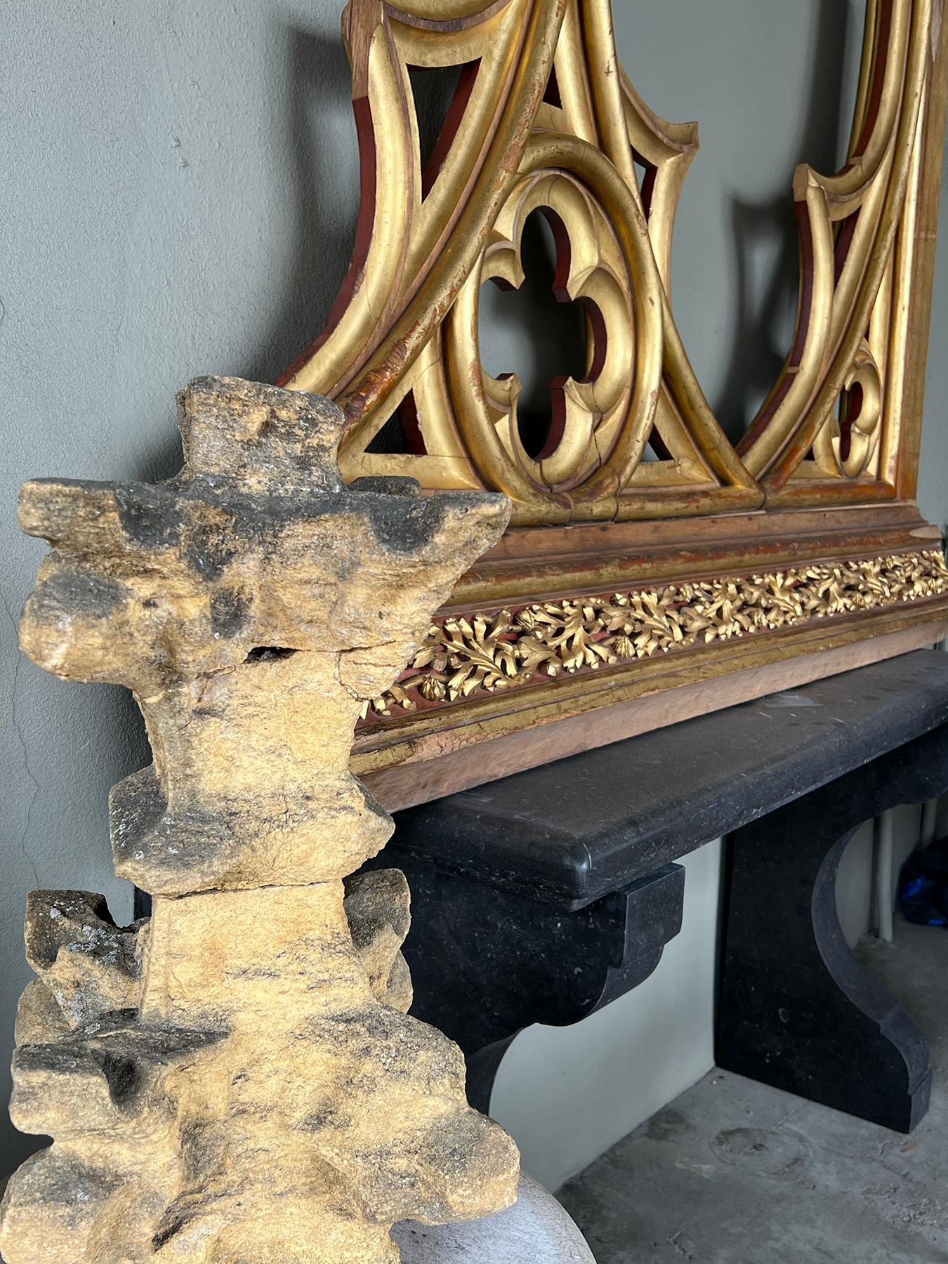 Milieu du XIXe siècle Grand élément architectural belge néo-gothique peint et en bois doré en vente