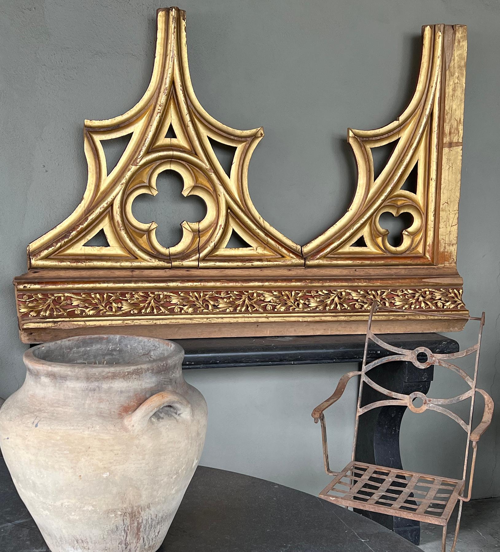 Bois Grand élément architectural belge néo-gothique peint et en bois doré en vente
