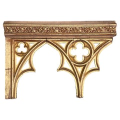 Grand élément architectural belge néo-gothique peint et en bois doré