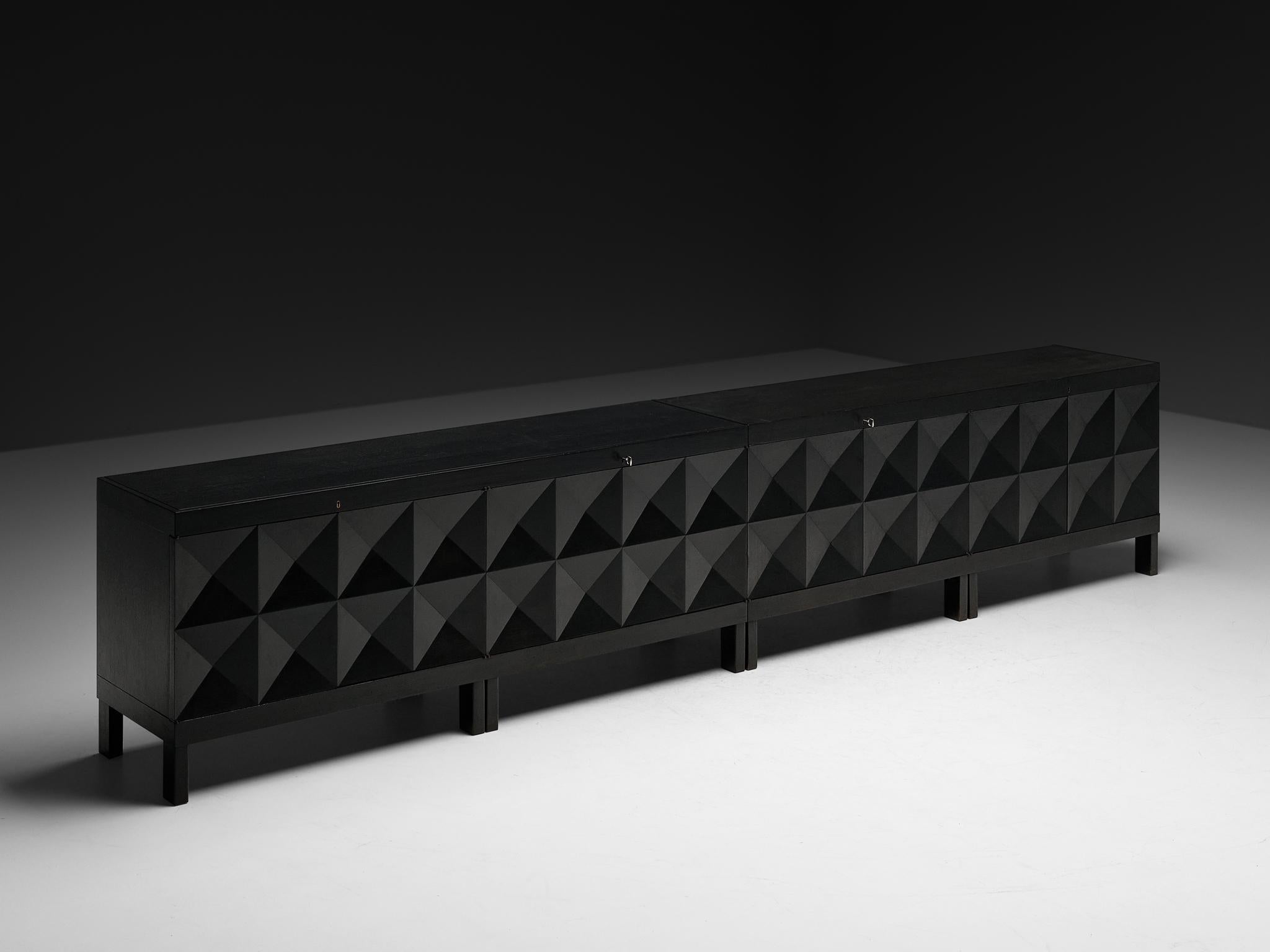 Paar Sideboards, Eiche lackiert, Belgien, 1970er Jahre

Diese belgischen Kredenzen zeichnen sich durch ein sorgfältig ausgearbeitetes Design aus, das einen klaren Rhythmus und Fluss aufweist, der Harmonie und Gleichgewicht ausstrahlt. Die