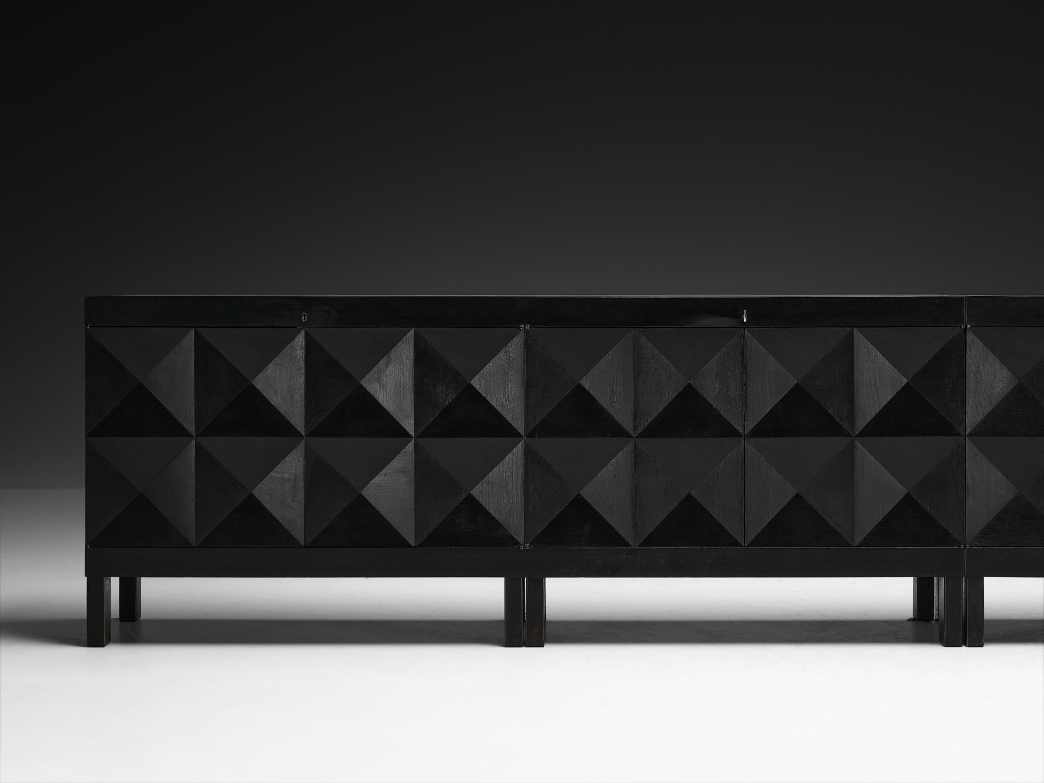 Große belgische Sideboards aus schwarz lackierter Eiche mit grafischen Türen (Belgisch) im Angebot