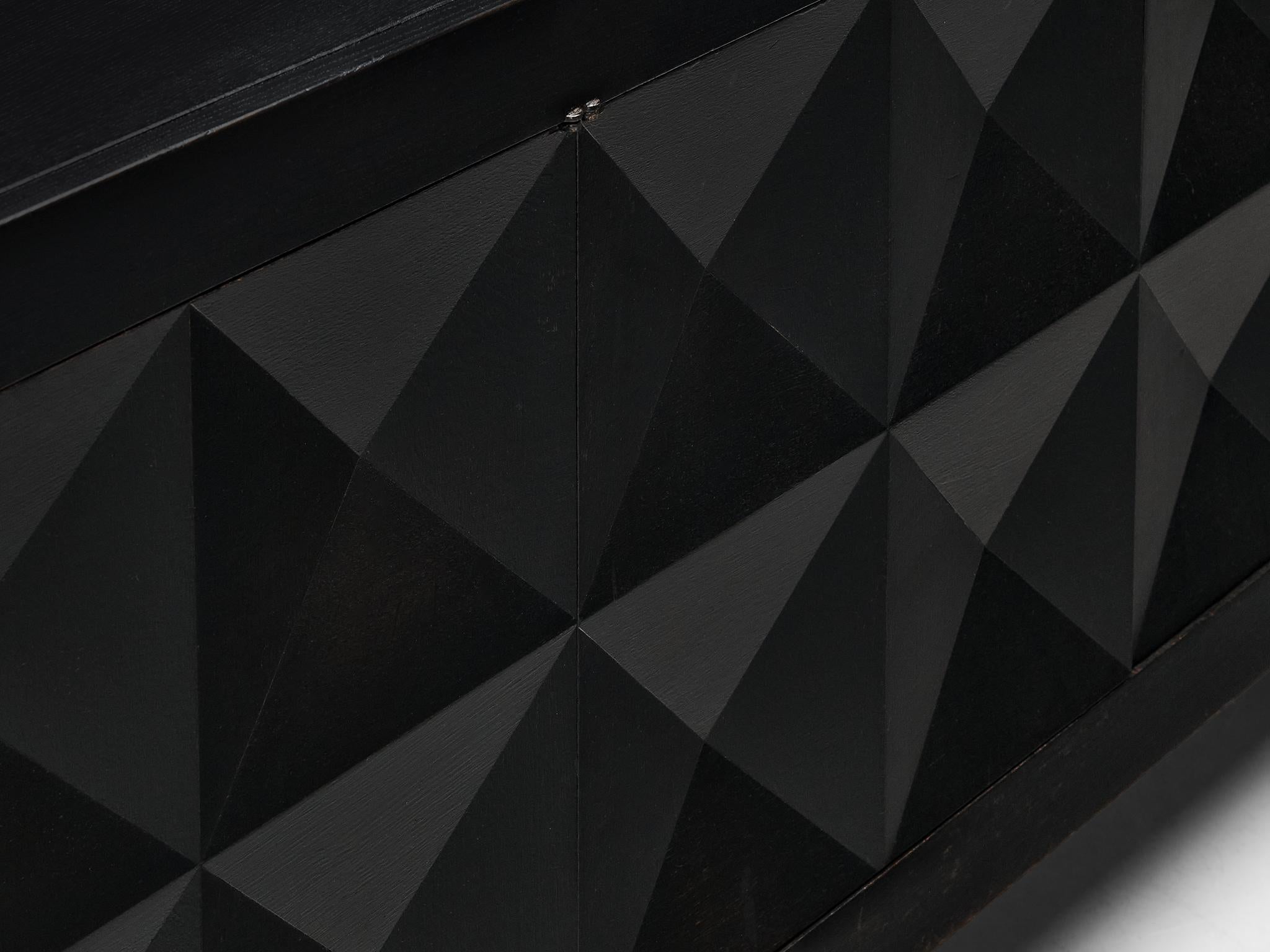 Große belgische Sideboards aus schwarz lackierter Eiche mit grafischen Türen im Zustand „Gut“ im Angebot in Waalwijk, NL
