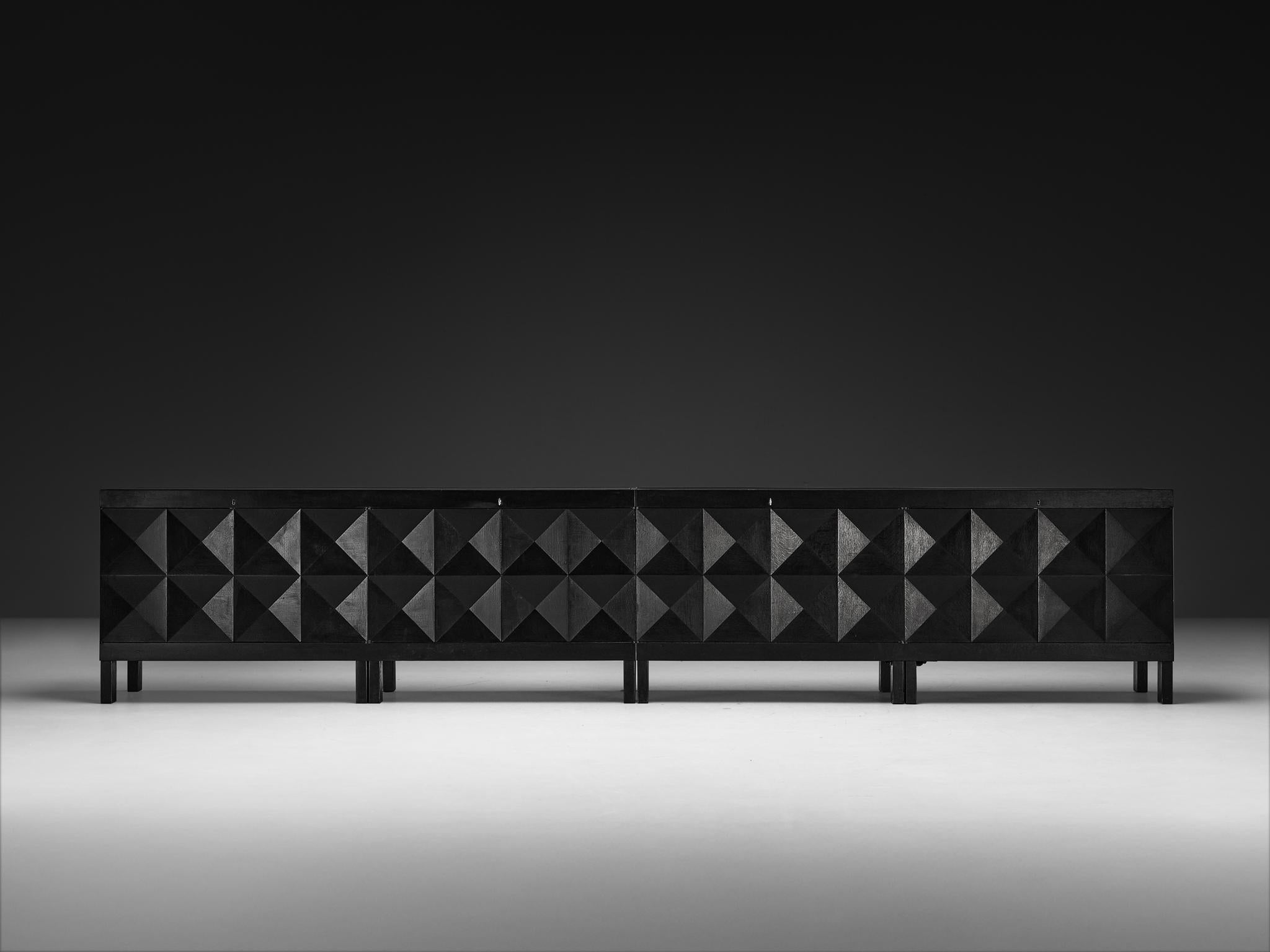 Große belgische Sideboards aus schwarz lackierter Eiche mit grafischen Türen (Ende des 20. Jahrhunderts) im Angebot