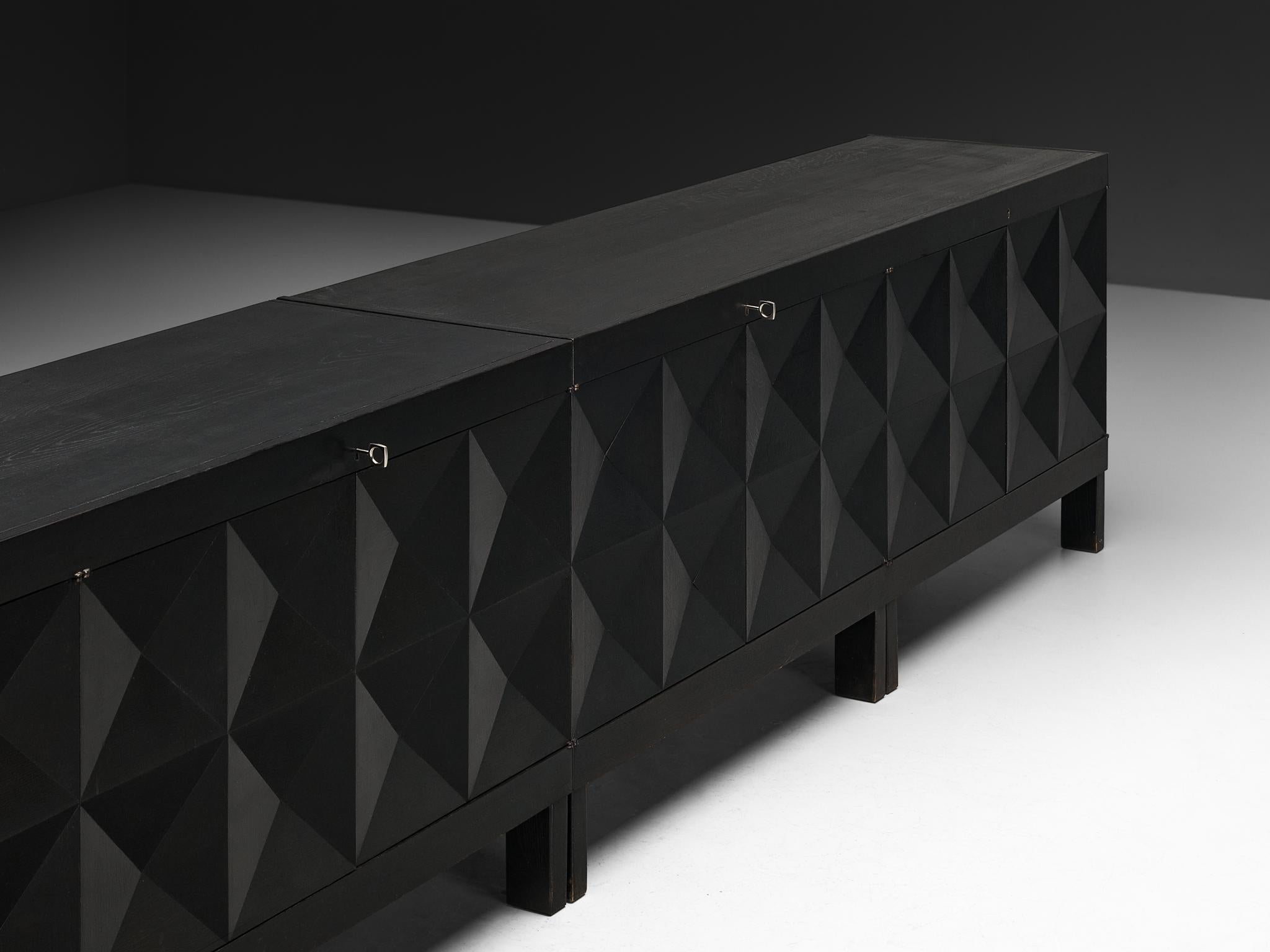 Große belgische Sideboards aus schwarz lackierter Eiche mit grafischen Türen (Eichenholz) im Angebot