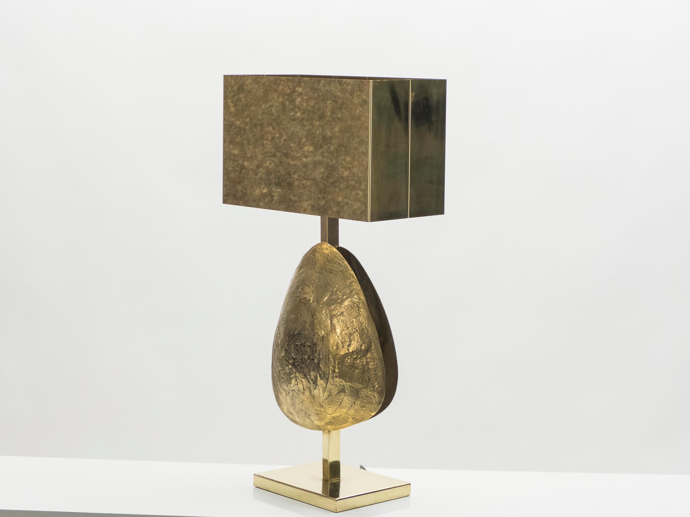 The one-of-kind shell sculpture made from bronze in the center of this Mid-Century Modern table lamp makes it feel like piece of fine jewelry—deliciously textural and with a handmade, sculptural feel. The large table lamp was designed by designer