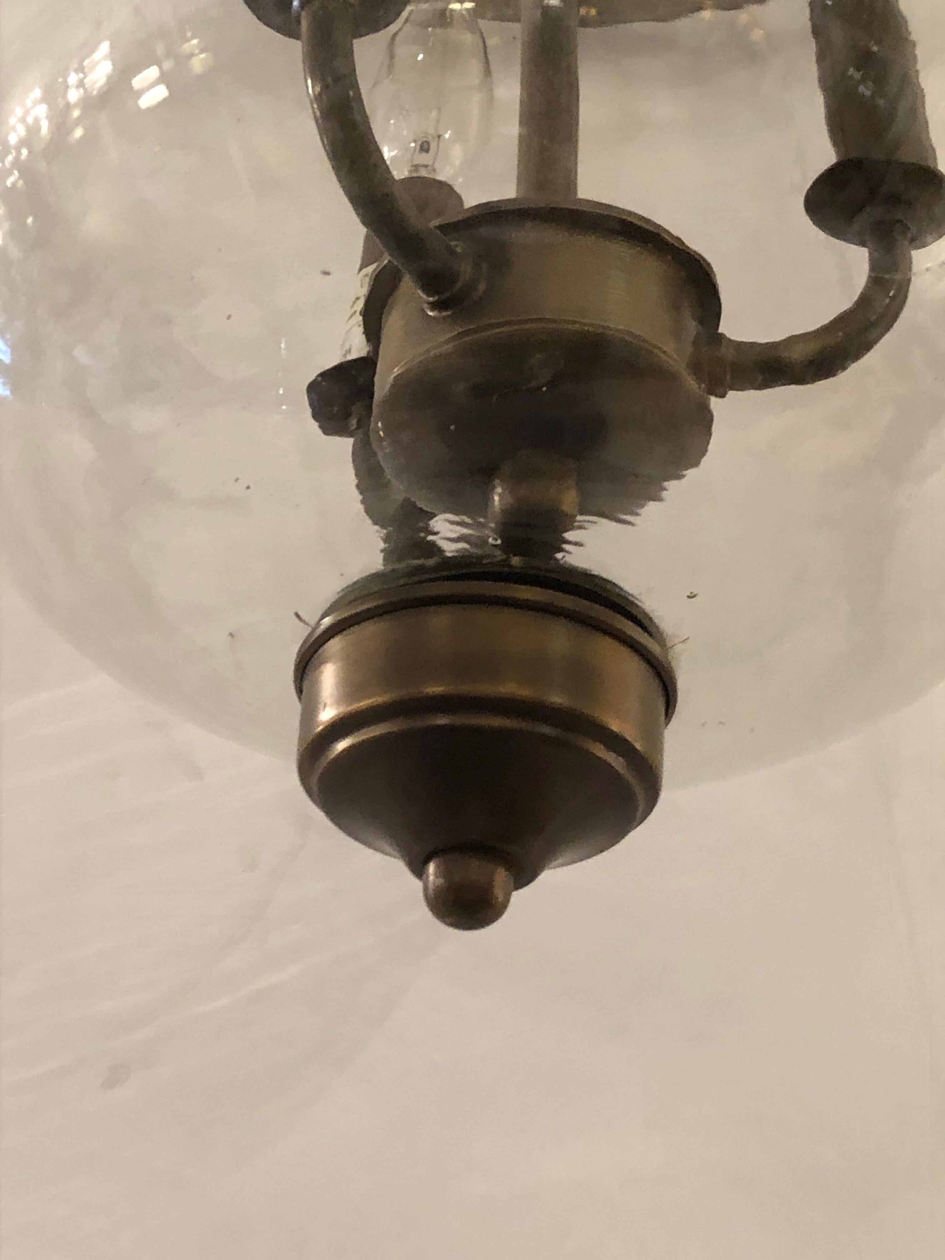 Große Glockenglas-Laterne-Kronleuchter-Anhänger mit Bronze-Finish (Nordamerikanisch) im Angebot