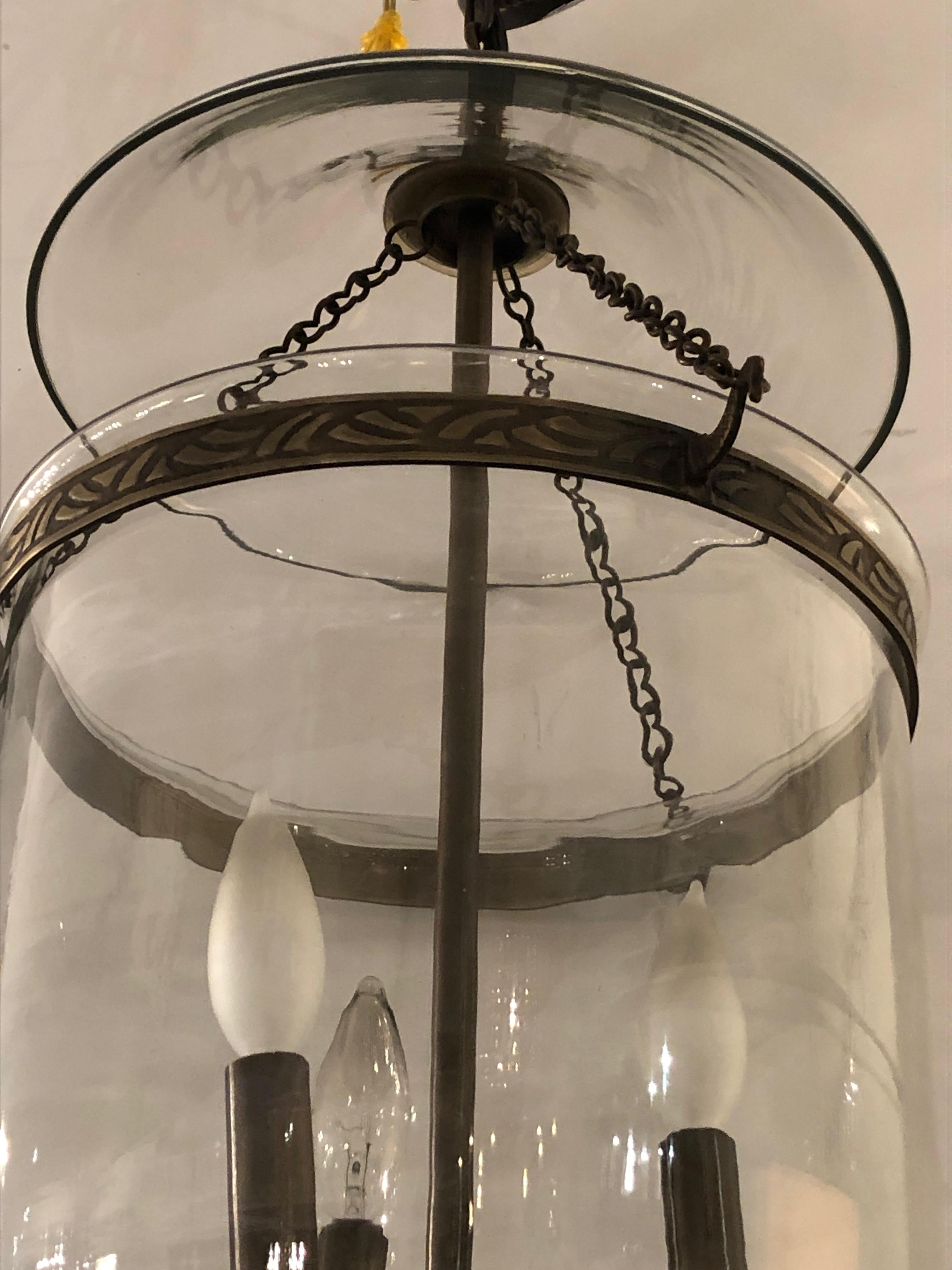 Große Glockenglas-Laterne-Kronleuchter-Anhänger mit Bronze-Finish im Zustand „Hervorragend“ im Angebot in Hopewell, NJ