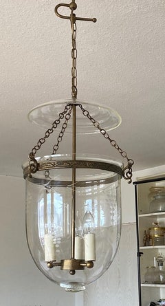 Grande lanterne en forme de cloche, en verre soufflé à la main, ornée de motifs de vignes gravés, Angleterre, années 1830