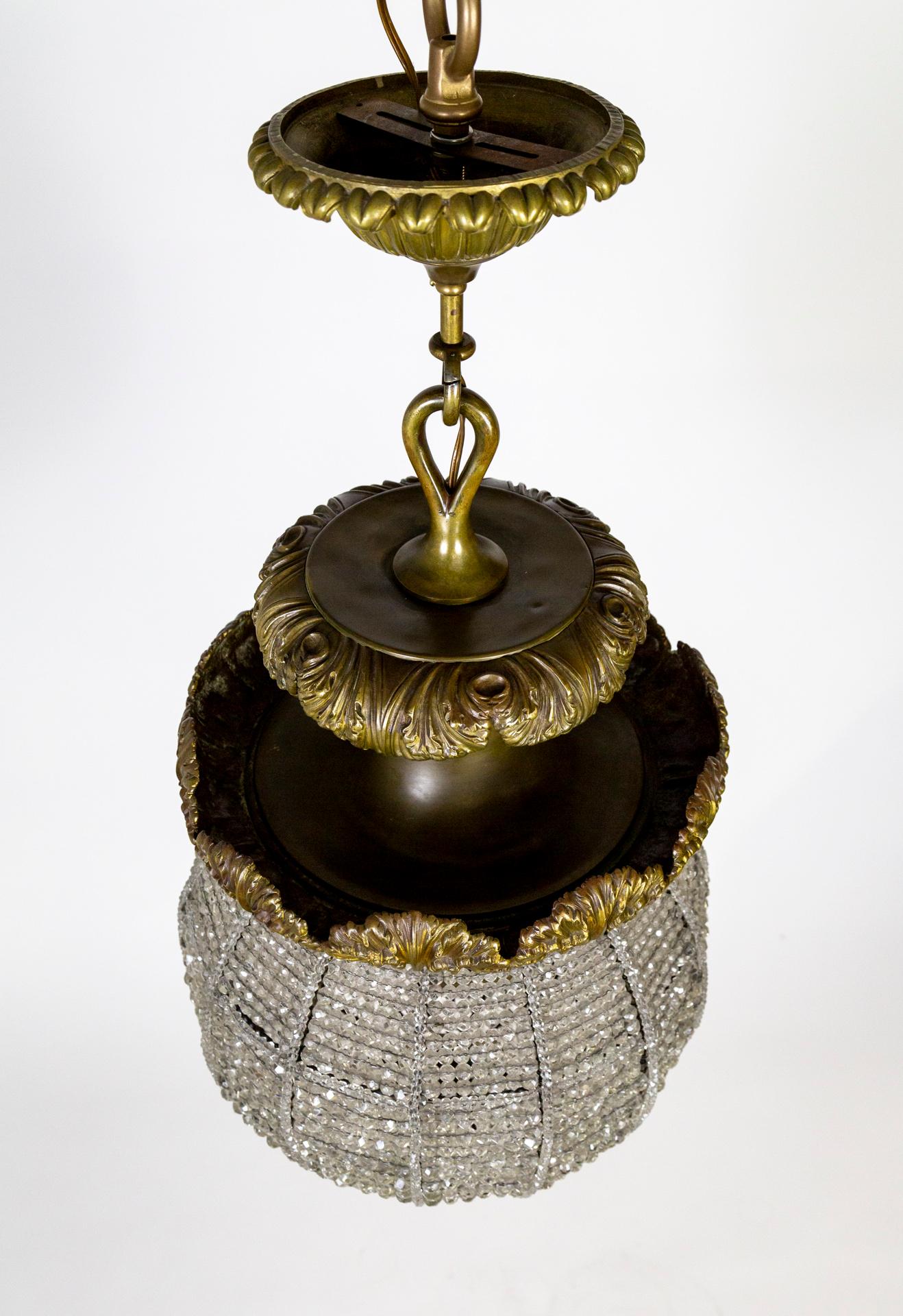 Grand luminaire Belle Epoque avec sphère en cristal perlé et feuillage de bronze en vente 5