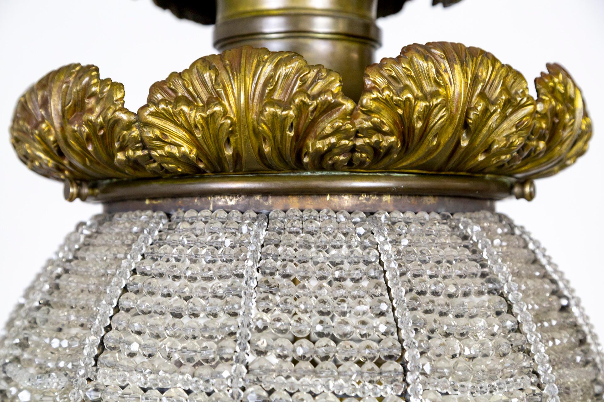 Belle Époque Grand luminaire Belle Epoque avec sphère en cristal perlé et feuillage de bronze en vente