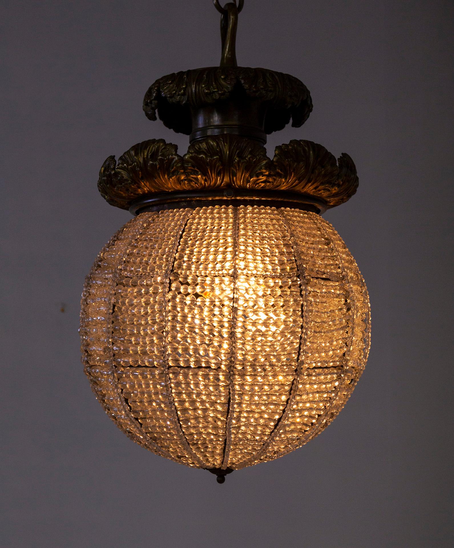 Grand luminaire Belle Epoque avec sphère en cristal perlé et feuillage de bronze Bon état - En vente à San Francisco, CA
