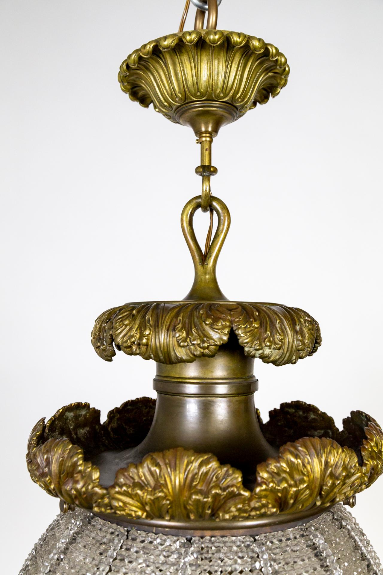 Grand luminaire Belle Epoque avec sphère en cristal perlé et feuillage de bronze en vente 3