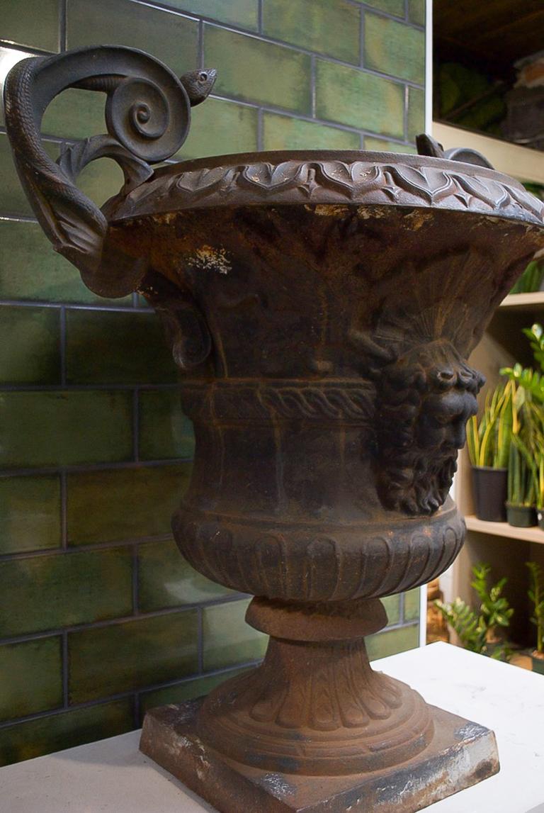 XIXe siècle Grande urne en fonte Belle Époque en vente