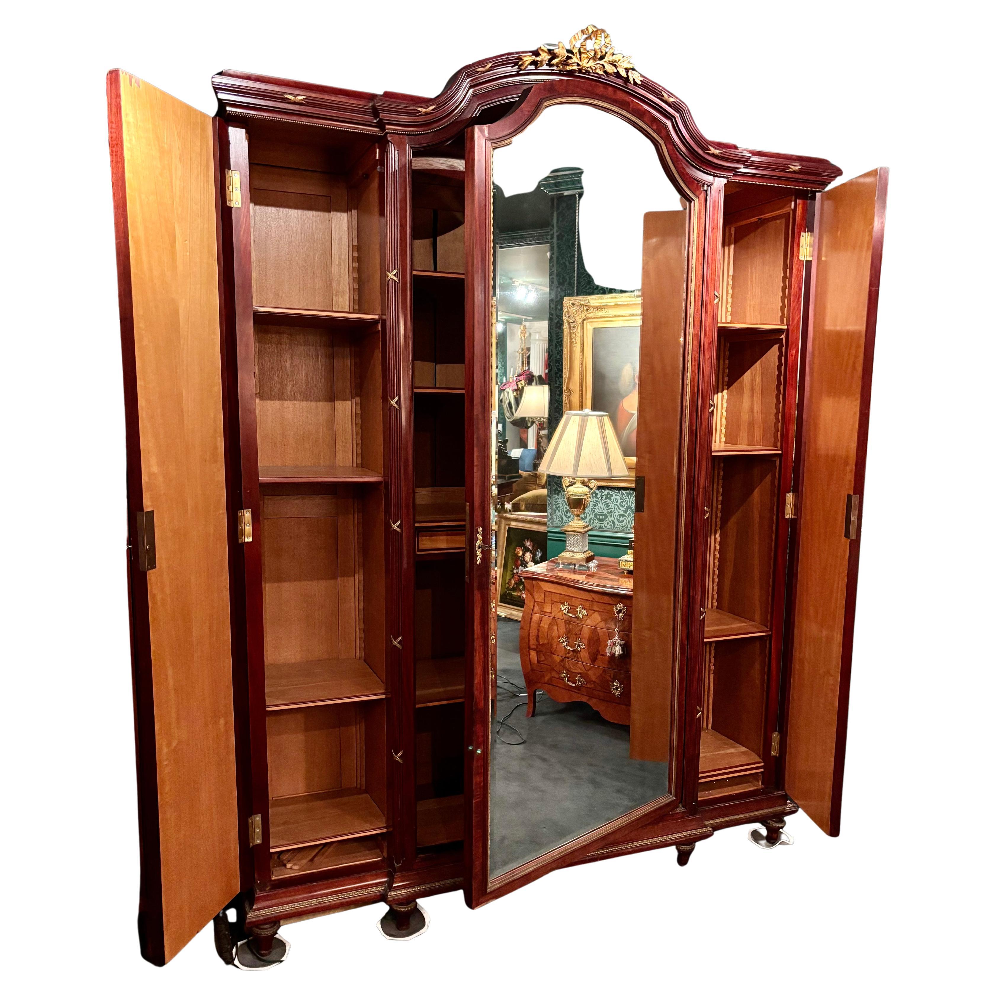 Grande armoire Belle Epoque de style F. Linke en acajou, miroir et bronze doré
