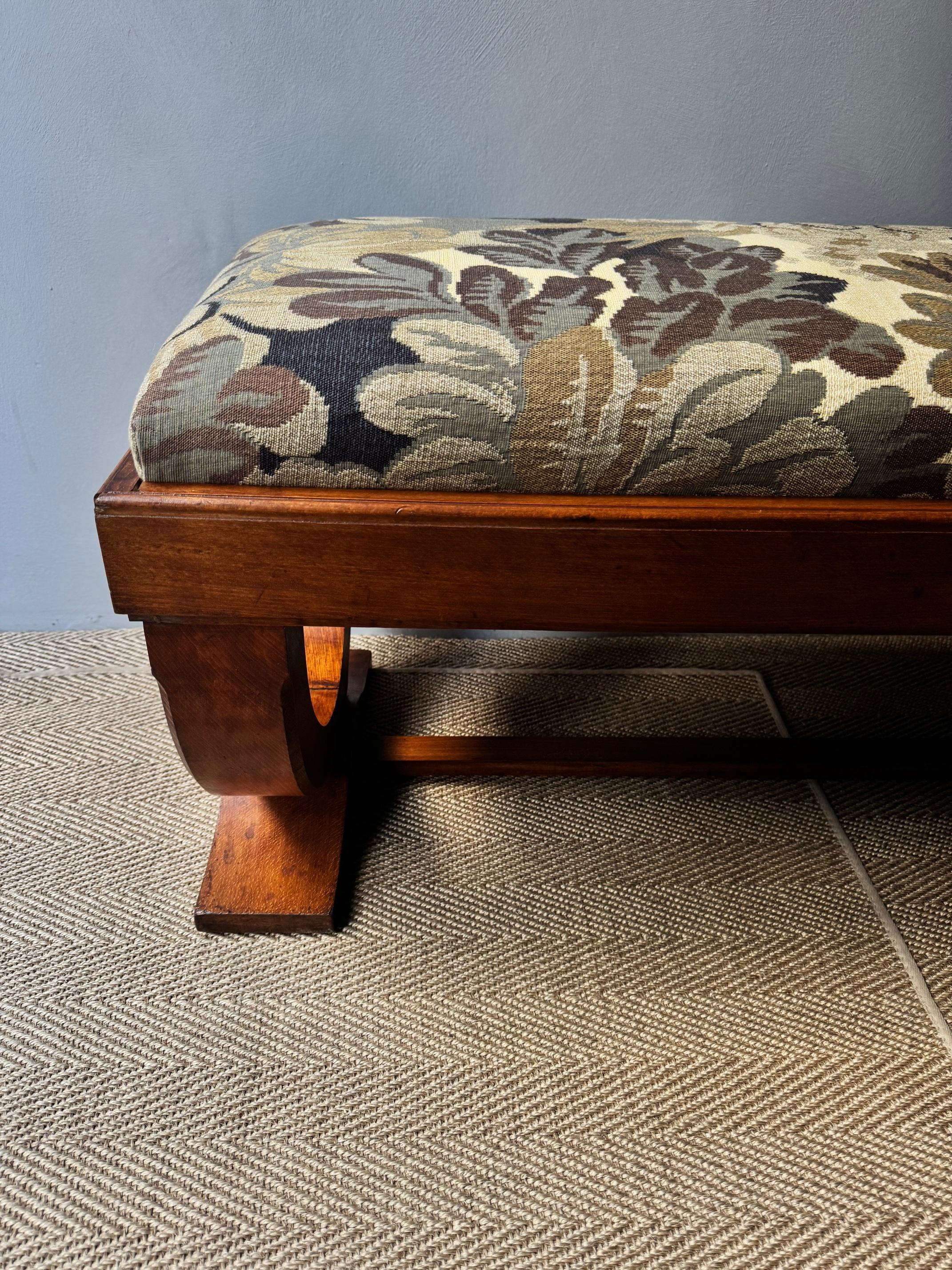 Large Bench in Beech wood 1930's France newly reupholstered mediados del siglo XX en venta