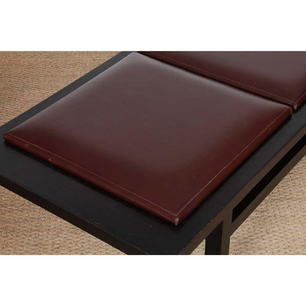 Large bench in black wood and leather, 20th century work Francés en venta
