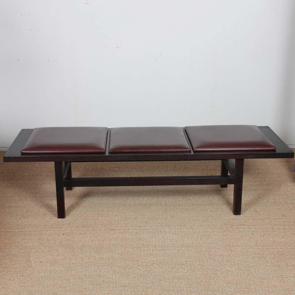 Large bench in black wood and leather, 20th century work en Bueno estado para la venta en MONTESSON, FR