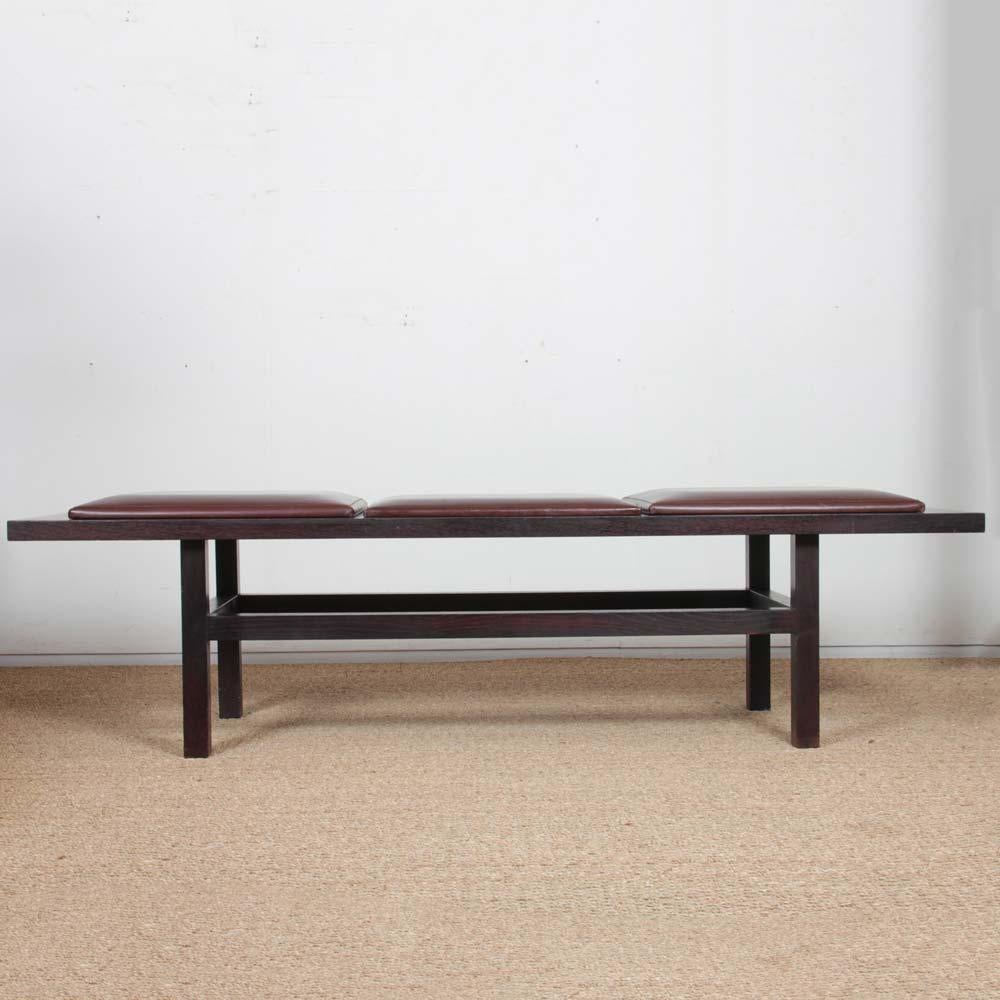Large bench in black wood and leather, 20th century work principios del siglo XX en venta