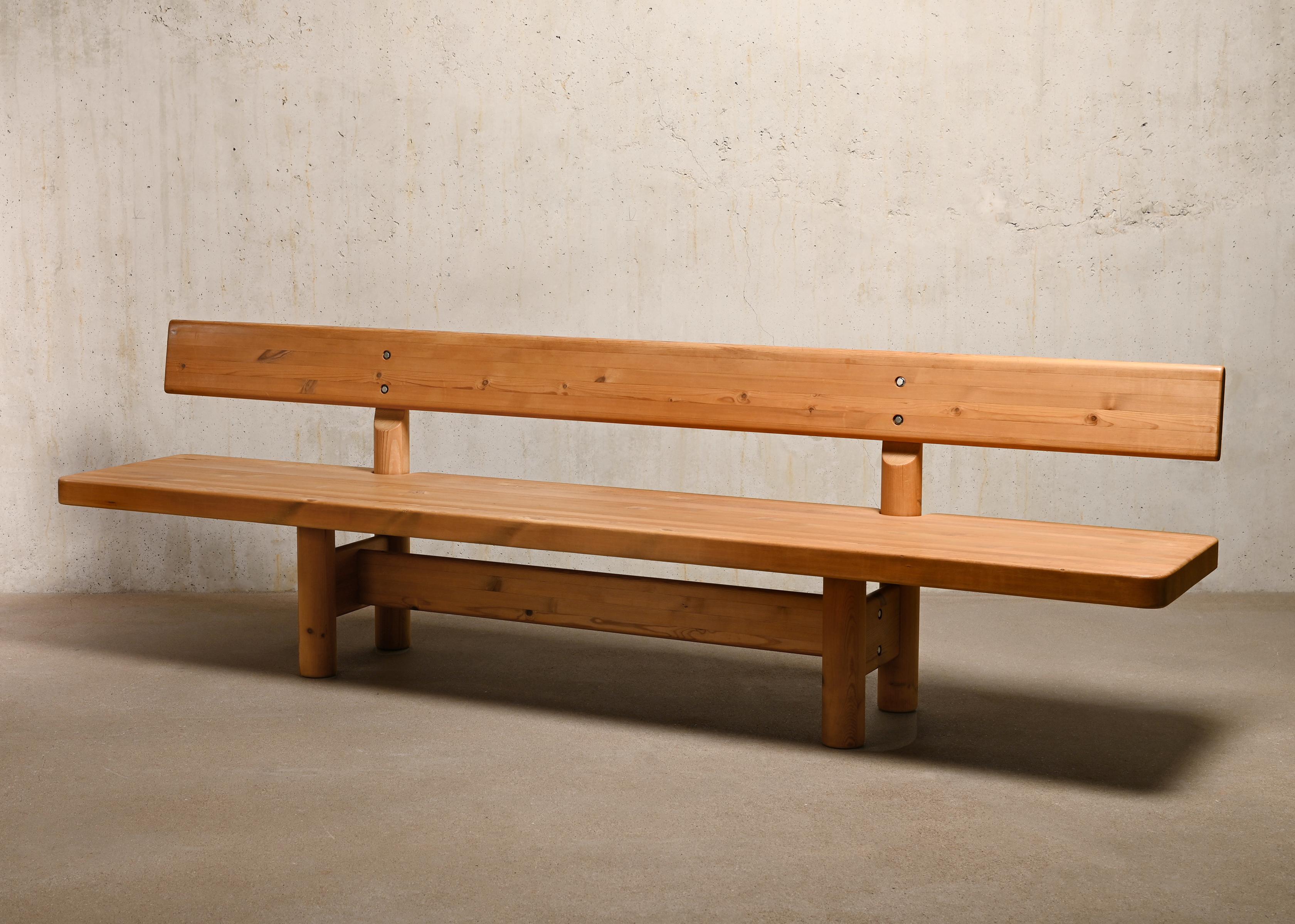 Large solid Pine wood bench designed by Danish architects Knud Friis & Elmar Moltke Nielsen in 1978 and manufactured by Hirtshals Savvaerk. The design can be described as mild Danish Brutalism and has clean lines and is very functional. Both the