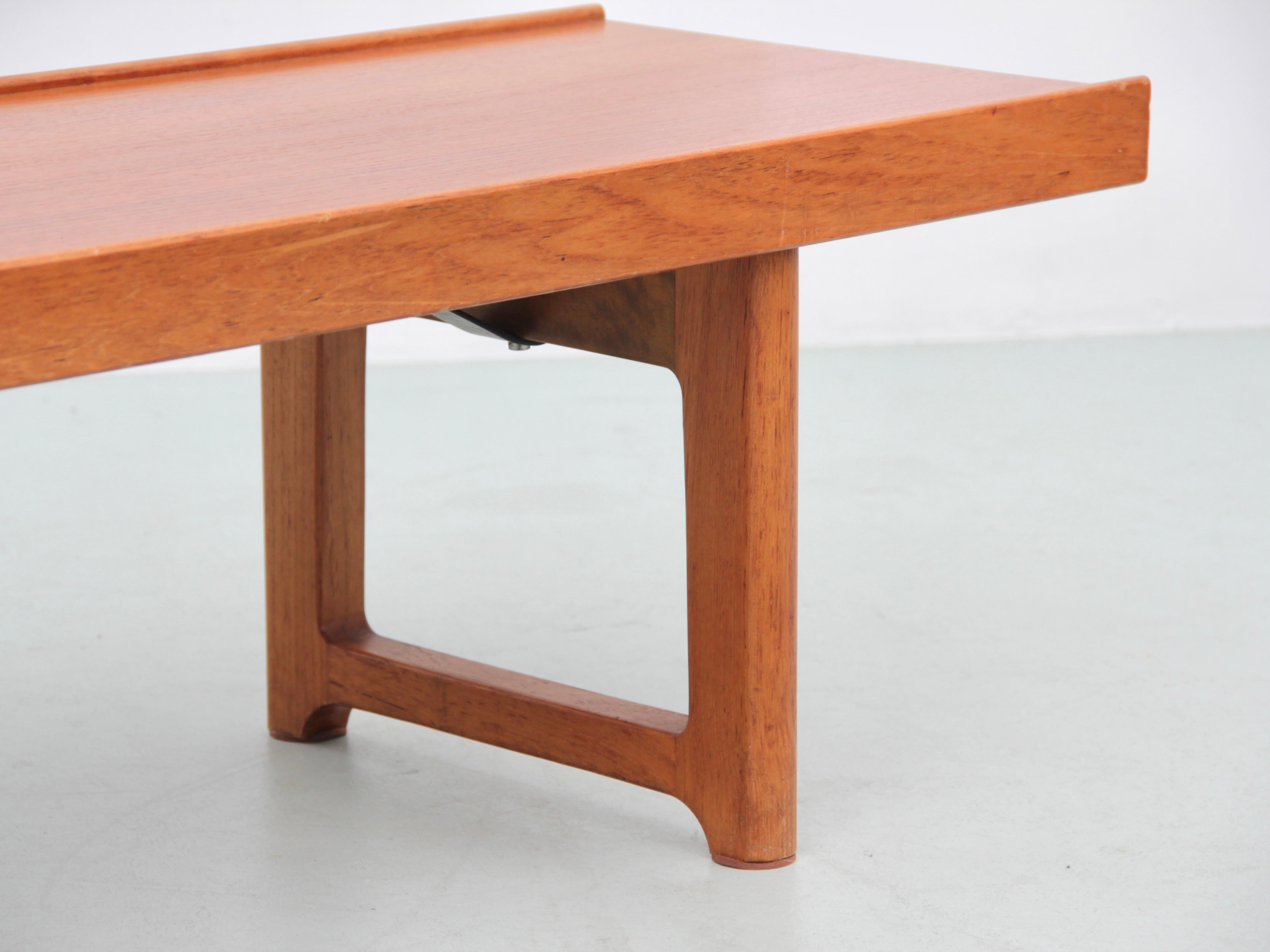 Banco grande o mesa auxiliar de teca de Bruksbo 
