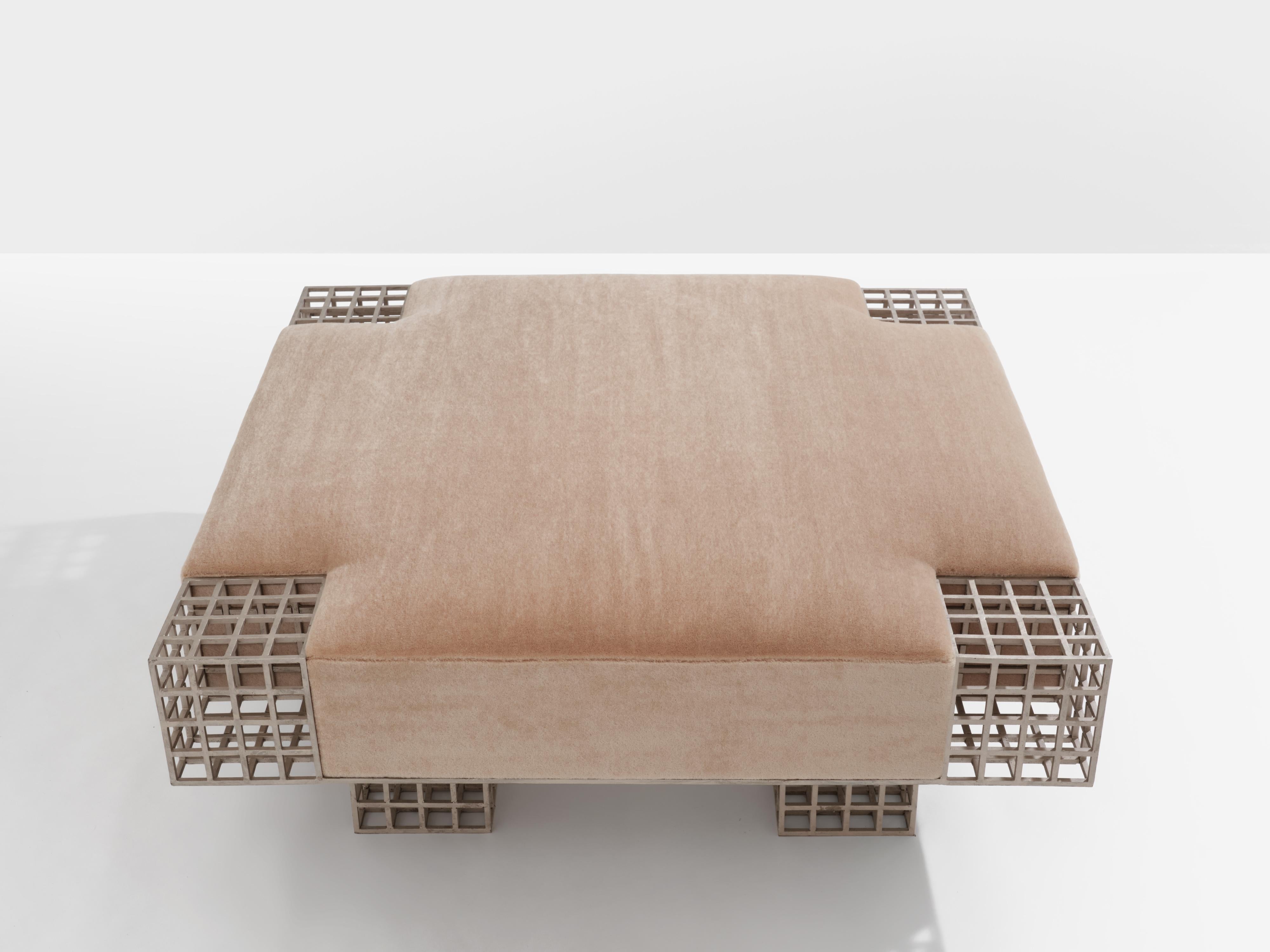 Il s'agit d'une très rare et unique banquette ottomane italienne conçue par Carla Sozzani pour sa galerie à Milan dans les années 1990. Avec ses lignes architecturales fortes, la structure en acier fabriquée à la main est une œuvre d'art. Elle a été