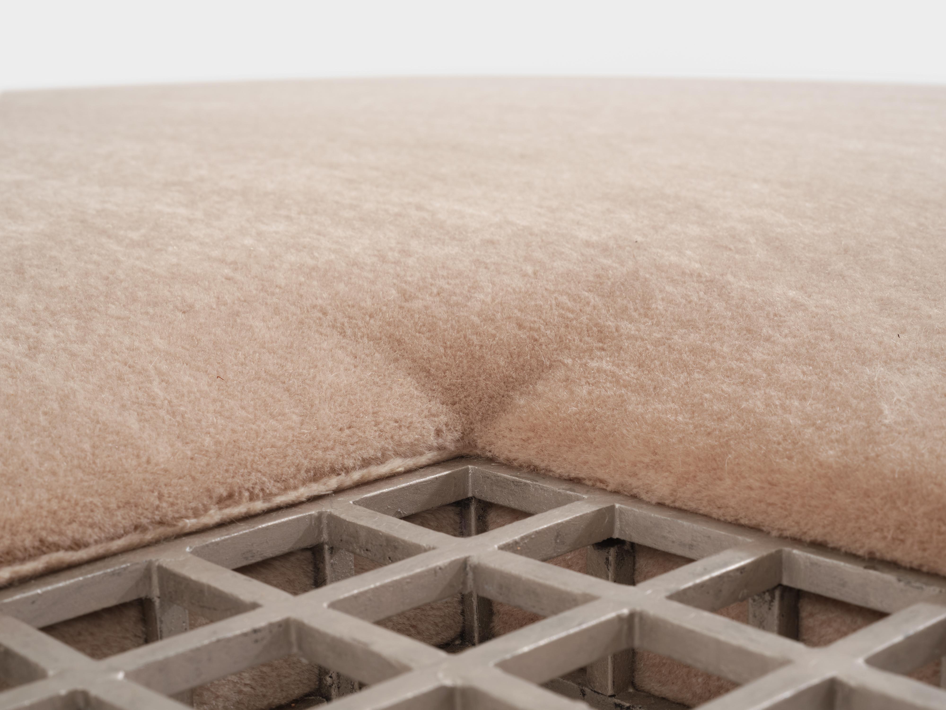 Grande banquette ottomane de Carla Sozzani en velours mohair Milan 1990 en vente 1
