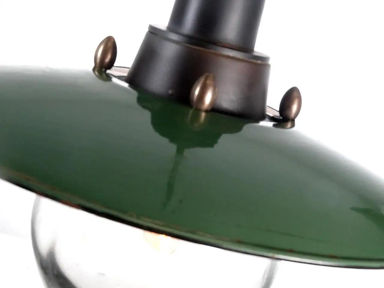 Große Benjamin Explosion Proof Globuslampe mit Porzellanschirm (Industriell) im Angebot