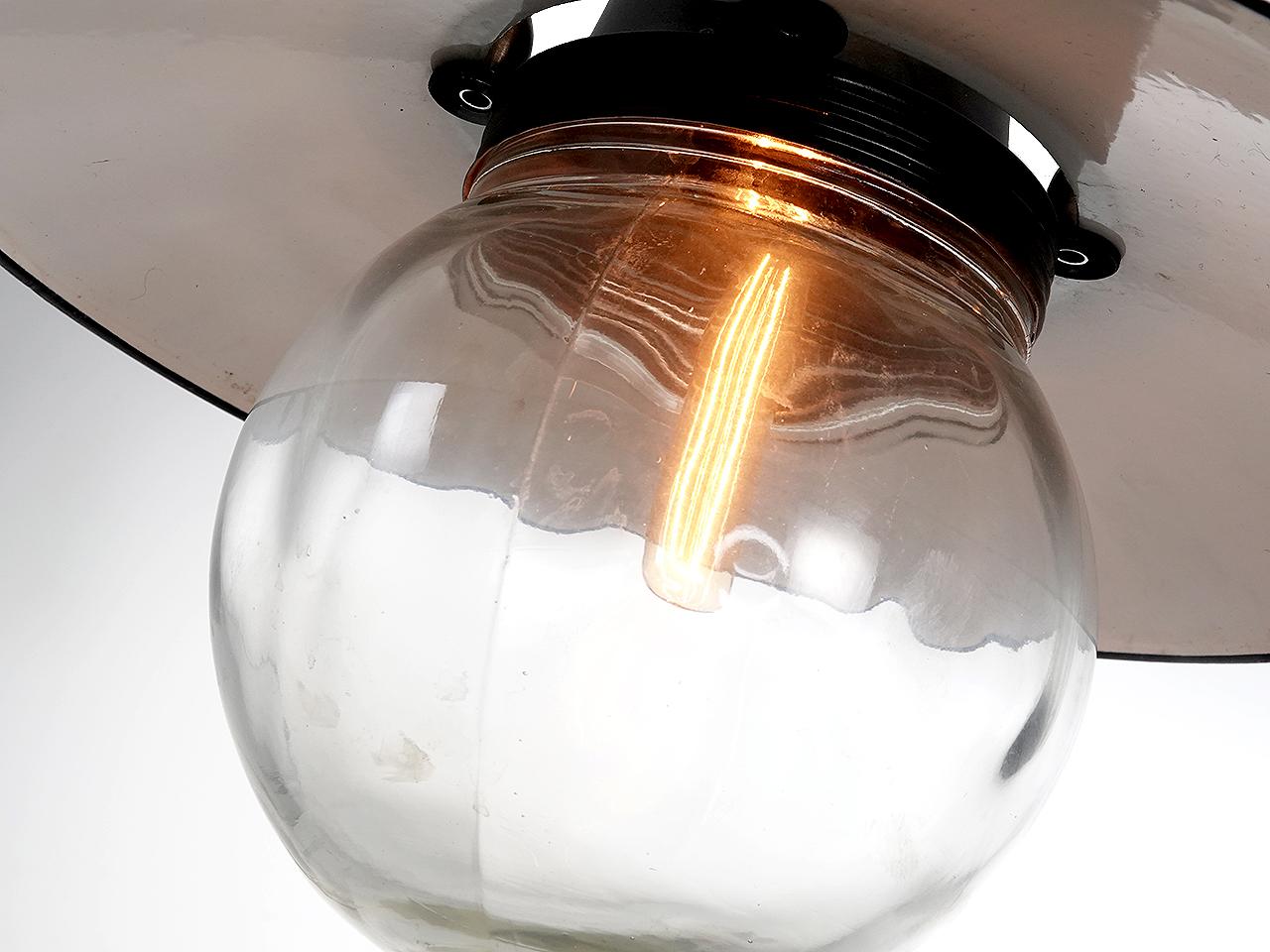 Große große Benjamin Explosion Proof-Kugellampe mit Porzellanschirm (amerikanisch) im Angebot