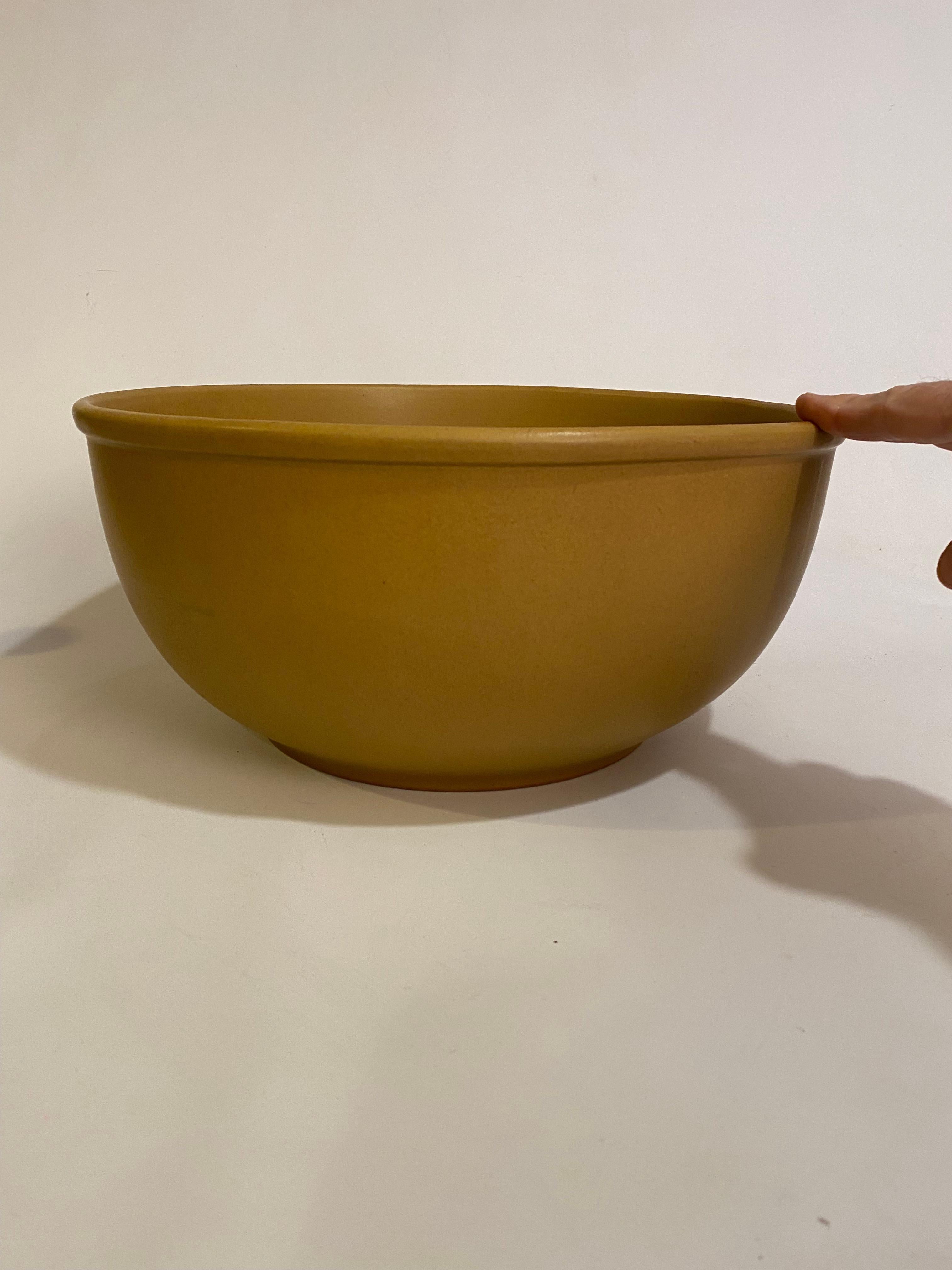 Large Bennington Potters Tawny Mustard Glazed Bowl, David Gil In Good Condition In Garnerville, NY